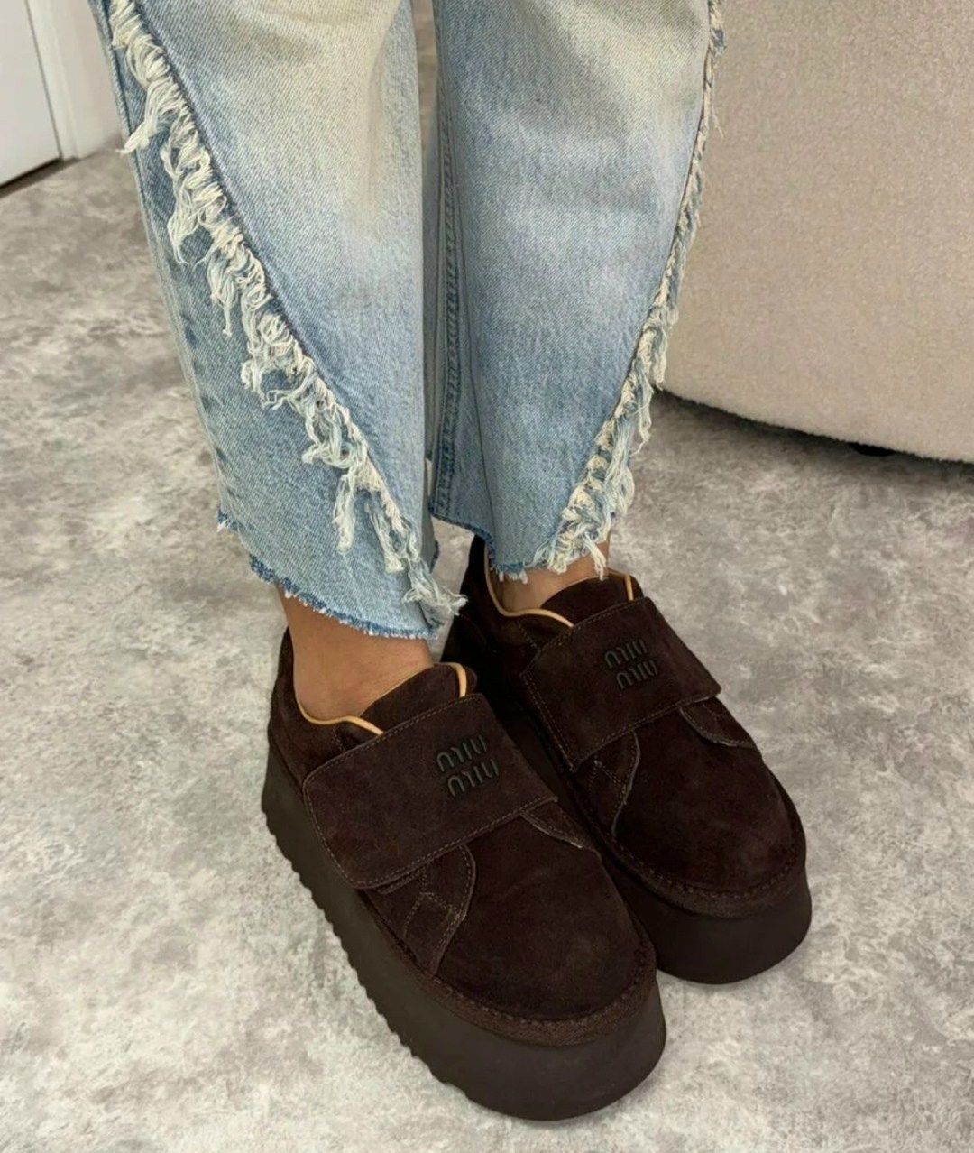 замшевые лоферы miu miu на высокий подошве и фирменной фурнитурой,лоферы miu miu на высокий подошве,,кеды замшевые на высокой платформе derio,замшевые лоферы