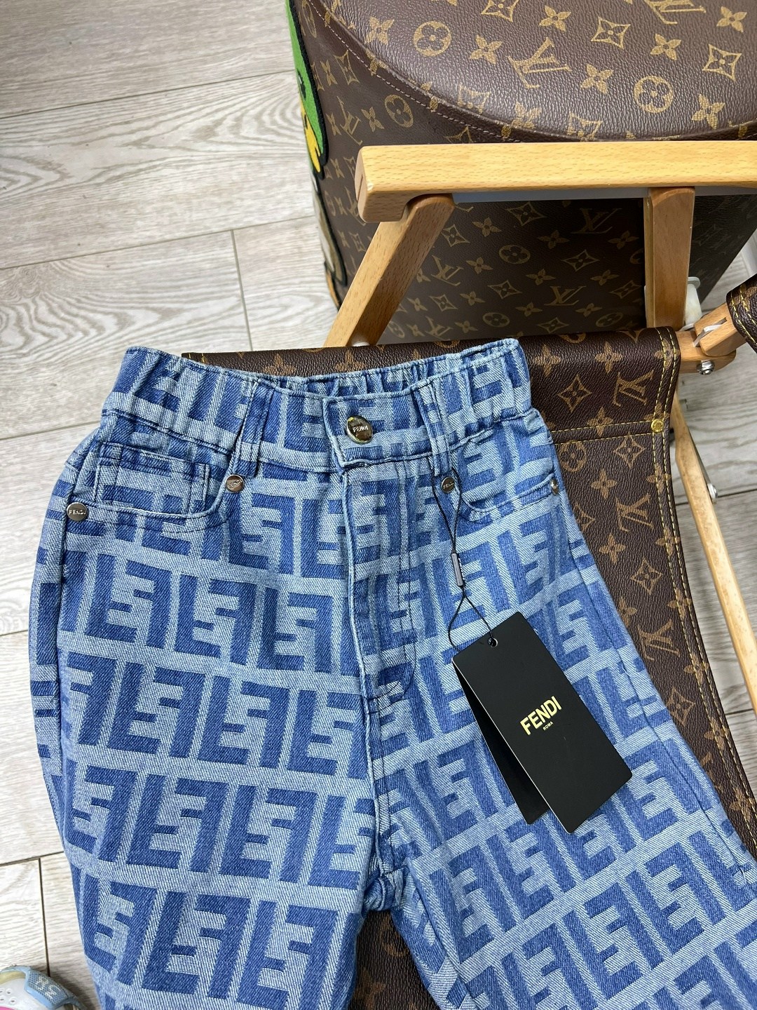 джинсы фенди,джинсы fendi,голубые широкие джинсы с логотипами louis vuitton,джинсы луи витон женские,голубые джинсы louis vuitton с логотипами