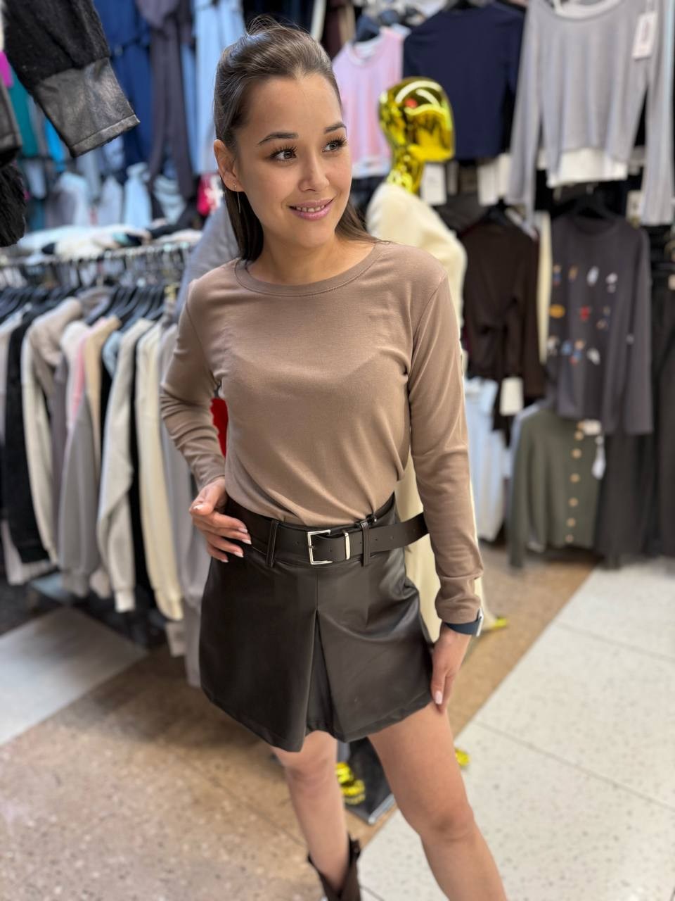 костюм с юбкой,юбка шорты из экокожи,юбка кожаная,бежевый джемпер,юбка из экокожи