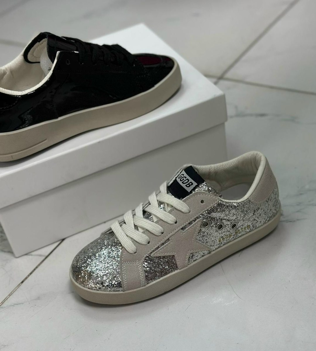 golden goose кеды super-star с блестками серебристый,,кеды golden goose женские,кеды golden goose,golden goose кеды baskets superstar с блестками серый