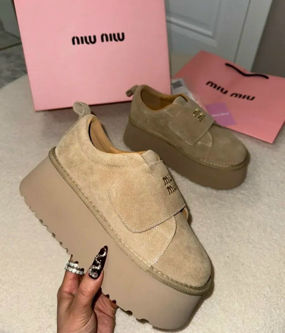 замшевые лоферы miu miu на высокий подошве и фирменной фурнитурой,лоферы miu miu на высокий подошве,,кеды замшевые на высокой платформе derio,замшевые лоферы