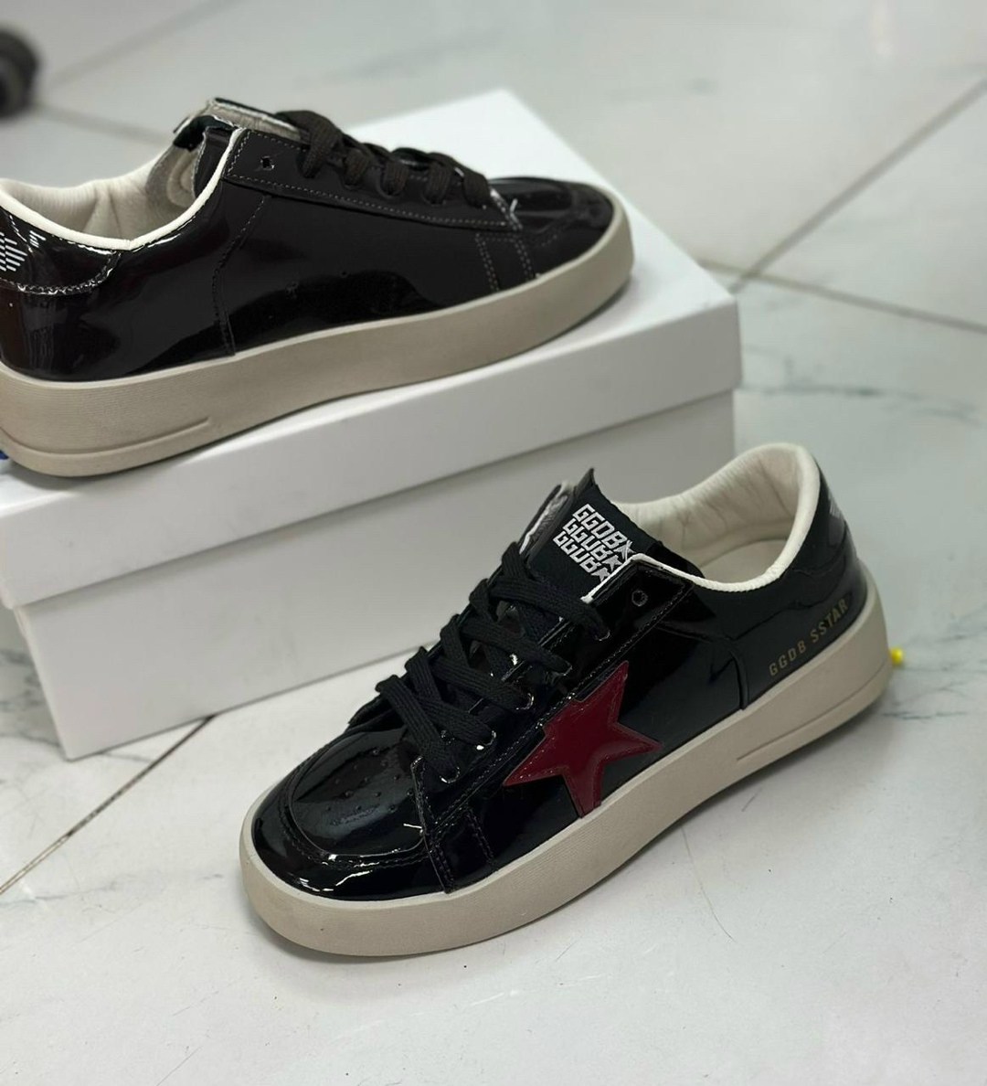 golden goose кеды super-star с блестками серебристый,,кеды golden goose женские,кеды golden goose,golden goose кеды baskets superstar с блестками серый