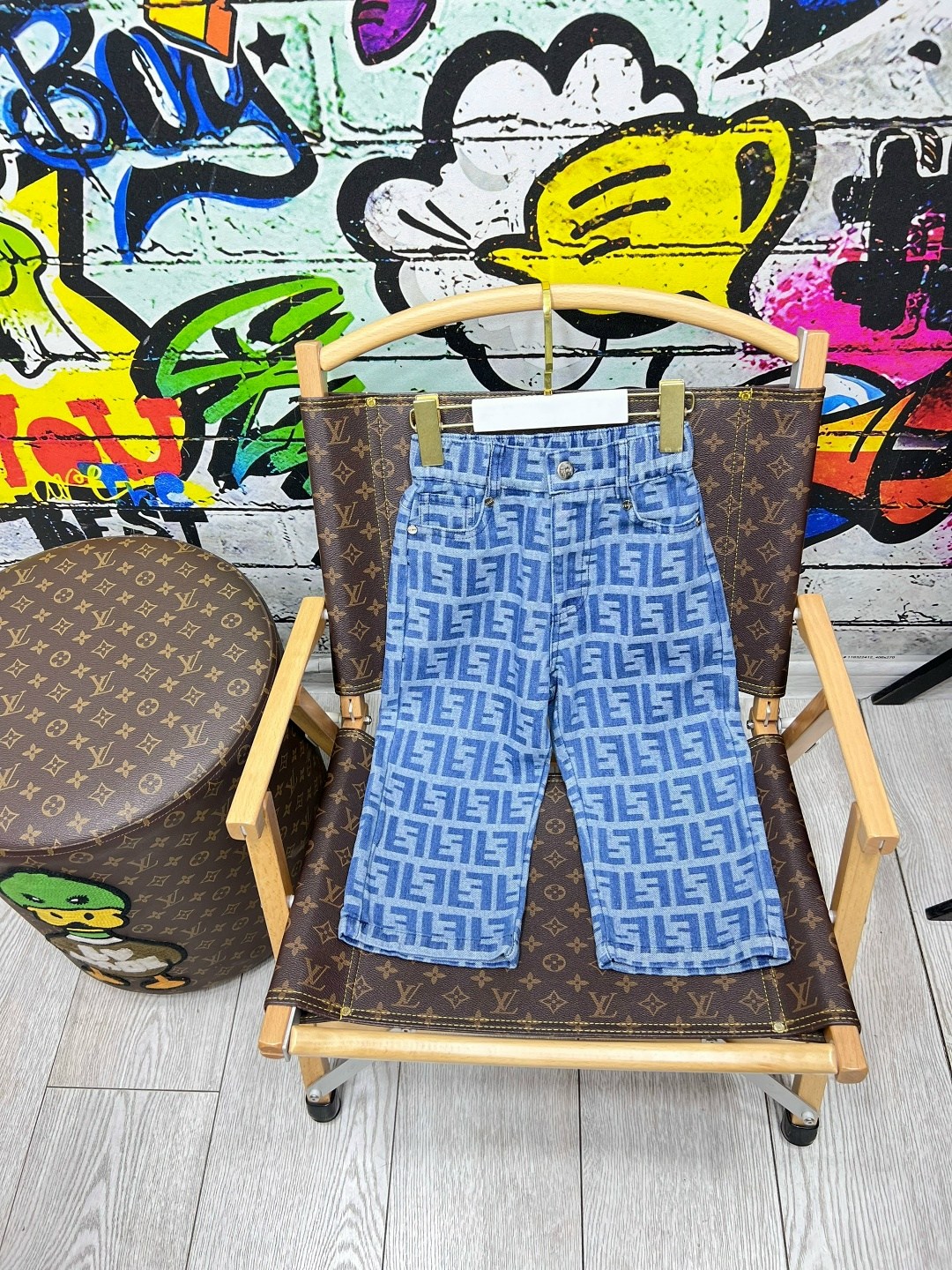 джинсы фенди,джинсы fendi,голубые широкие джинсы с логотипами louis vuitton,джинсы луи витон женские,голубые джинсы louis vuitton с логотипами