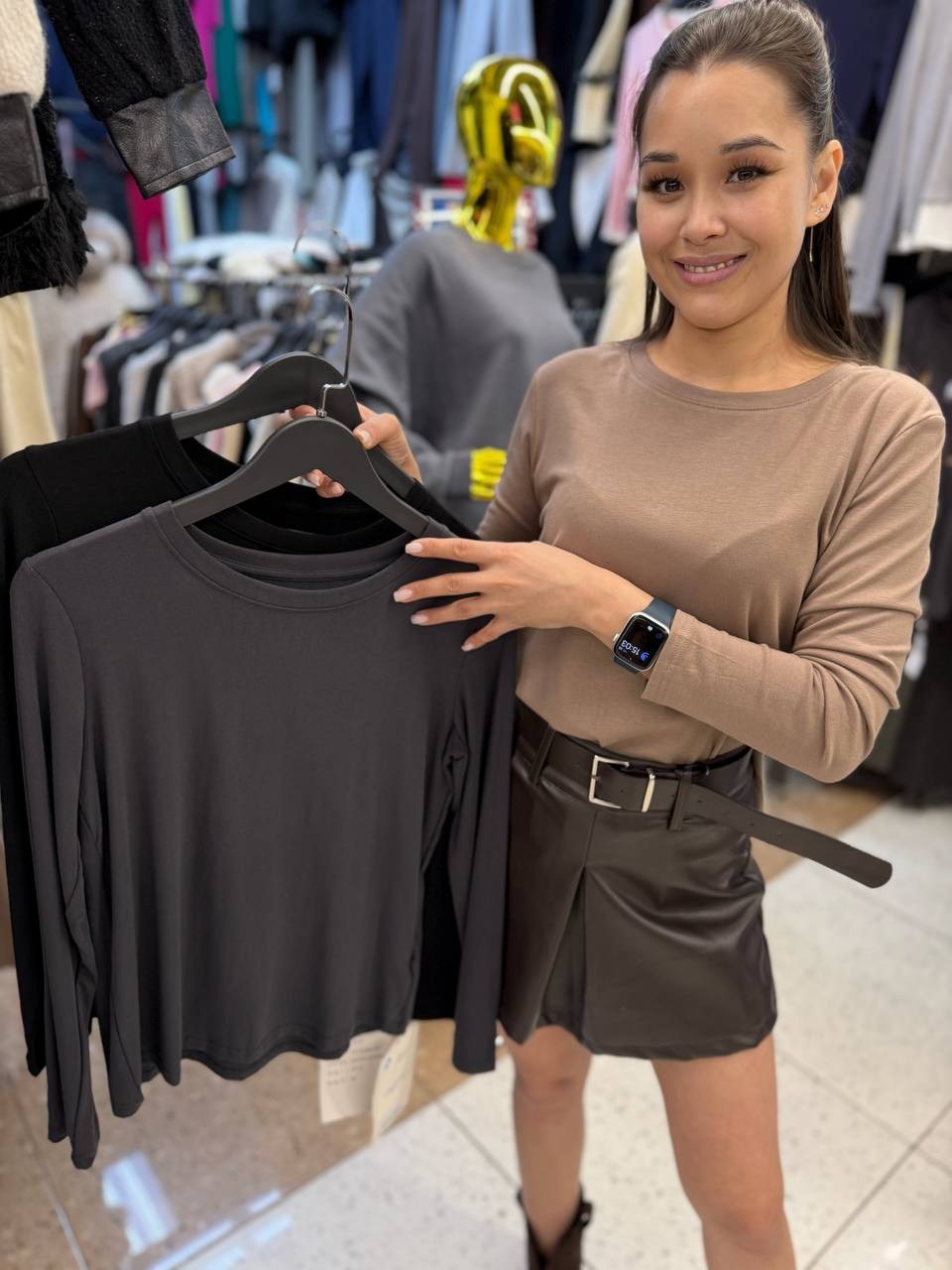 костюм с юбкой,юбка шорты из экокожи,юбка кожаная,бежевый джемпер,юбка из экокожи