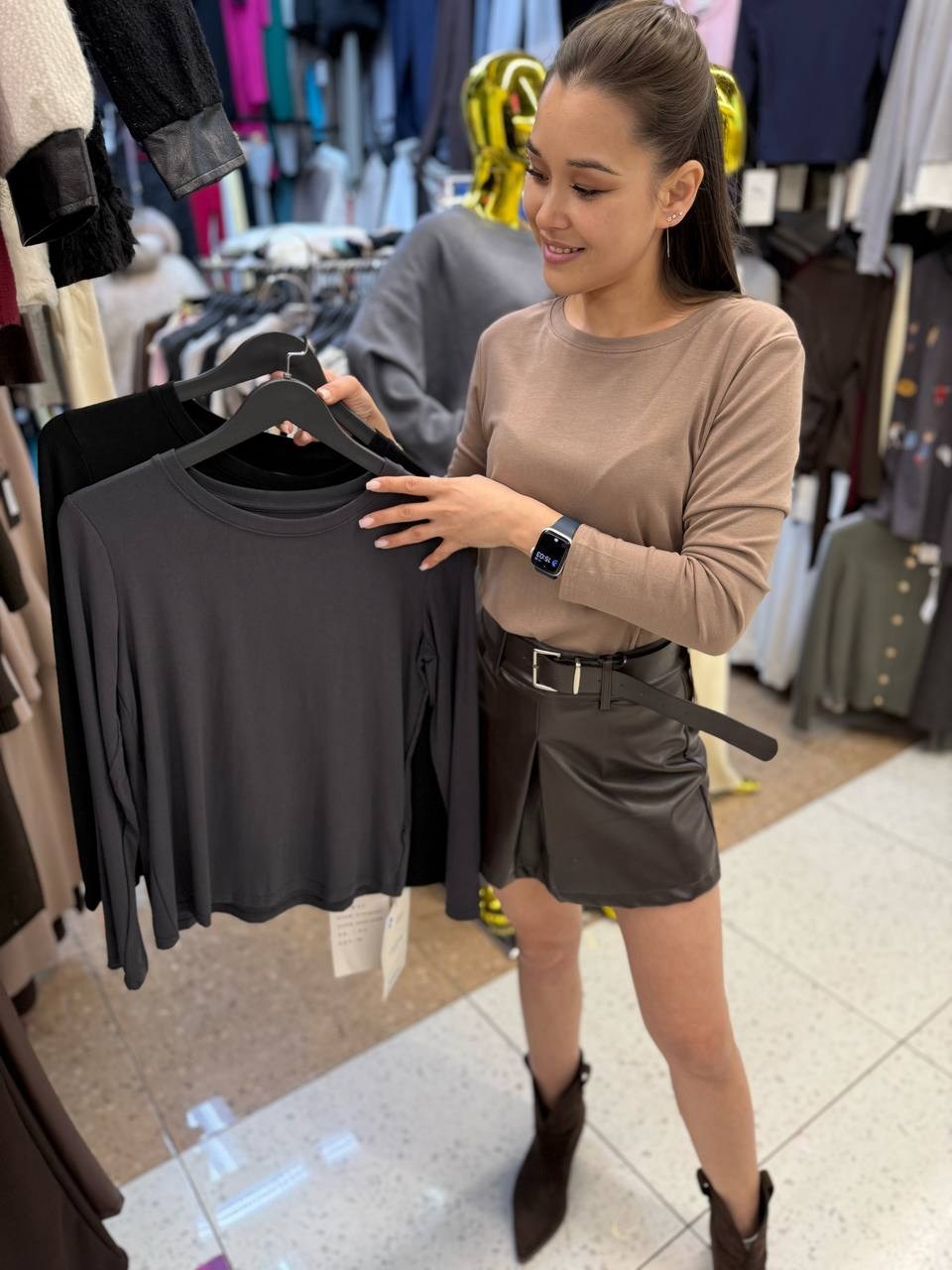 костюм с юбкой,юбка шорты из экокожи,юбка кожаная,бежевый джемпер,юбка из экокожи