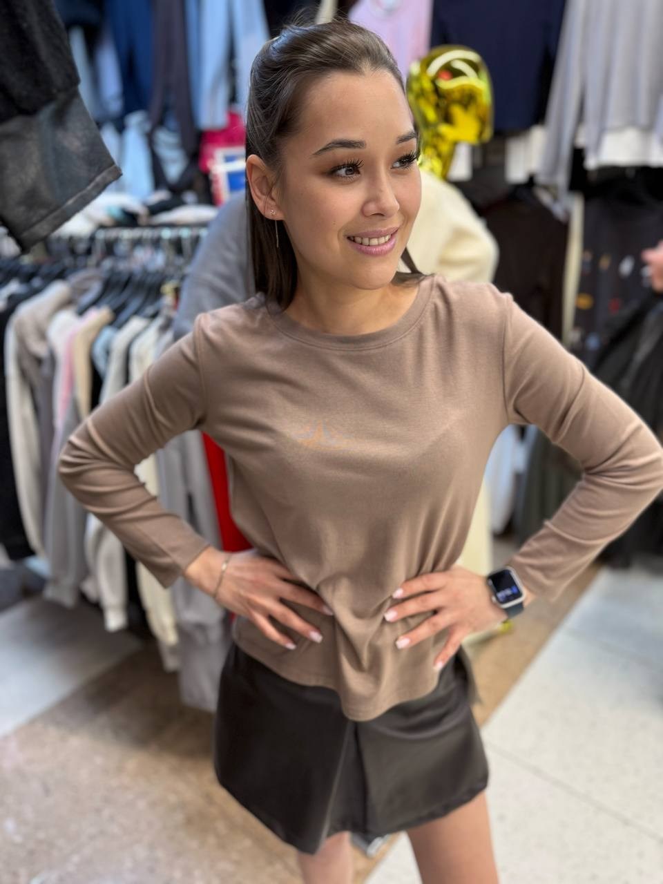 костюм с юбкой,юбка шорты из экокожи,юбка кожаная,бежевый джемпер,юбка из экокожи