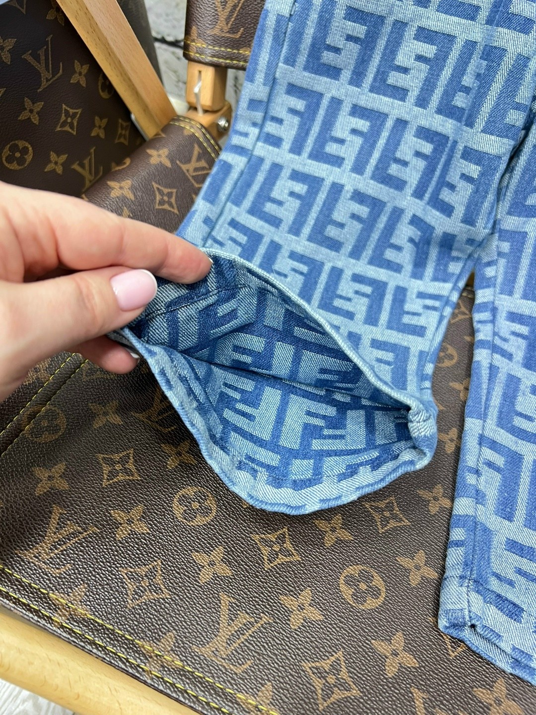 джинсы фенди,джинсы fendi,голубые широкие джинсы с логотипами louis vuitton,джинсы луи витон женские,голубые джинсы louis vuitton с логотипами