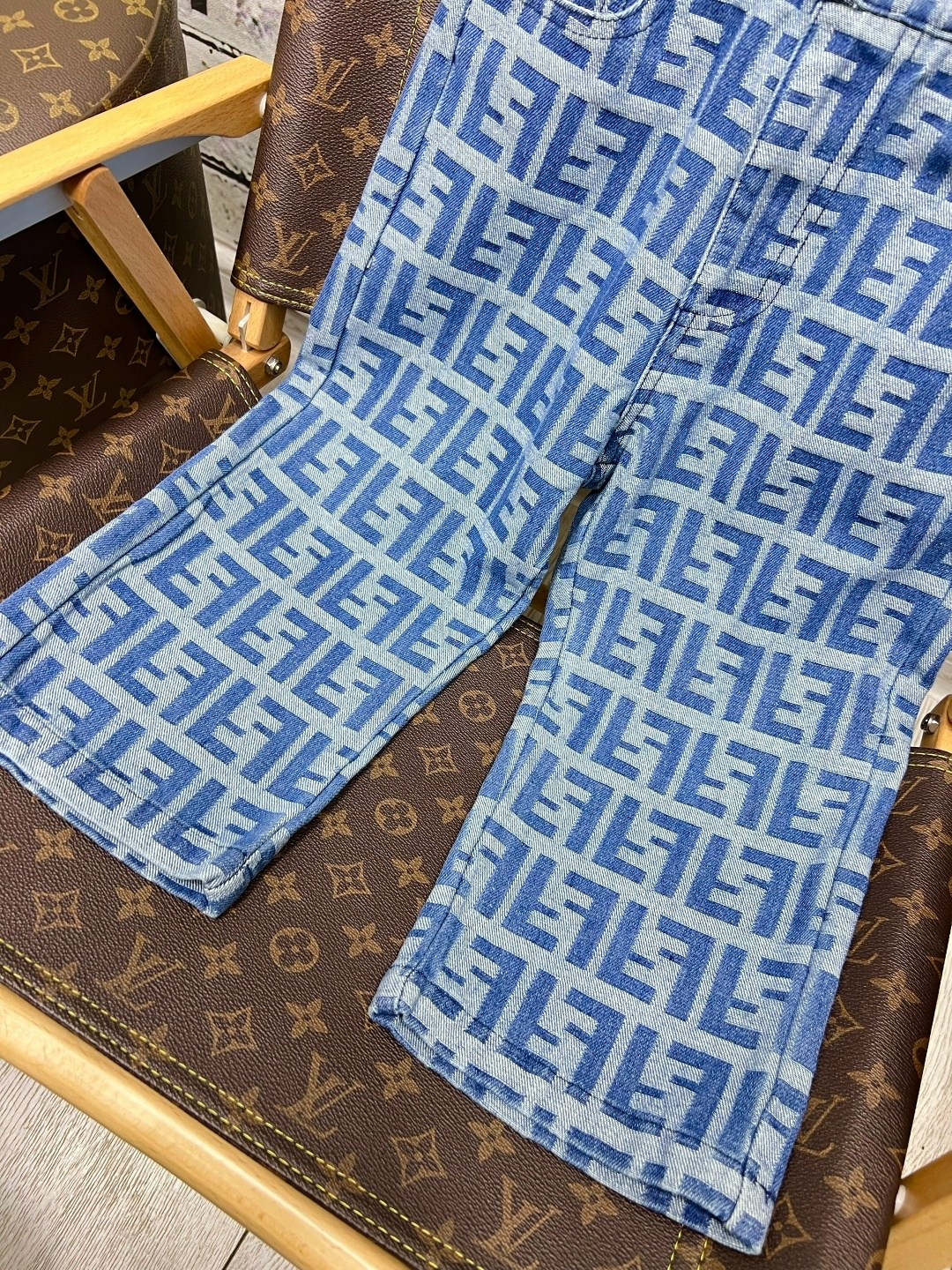 джинсы фенди,джинсы fendi,голубые широкие джинсы с логотипами louis vuitton,джинсы луи витон женские,голубые джинсы louis vuitton с логотипами