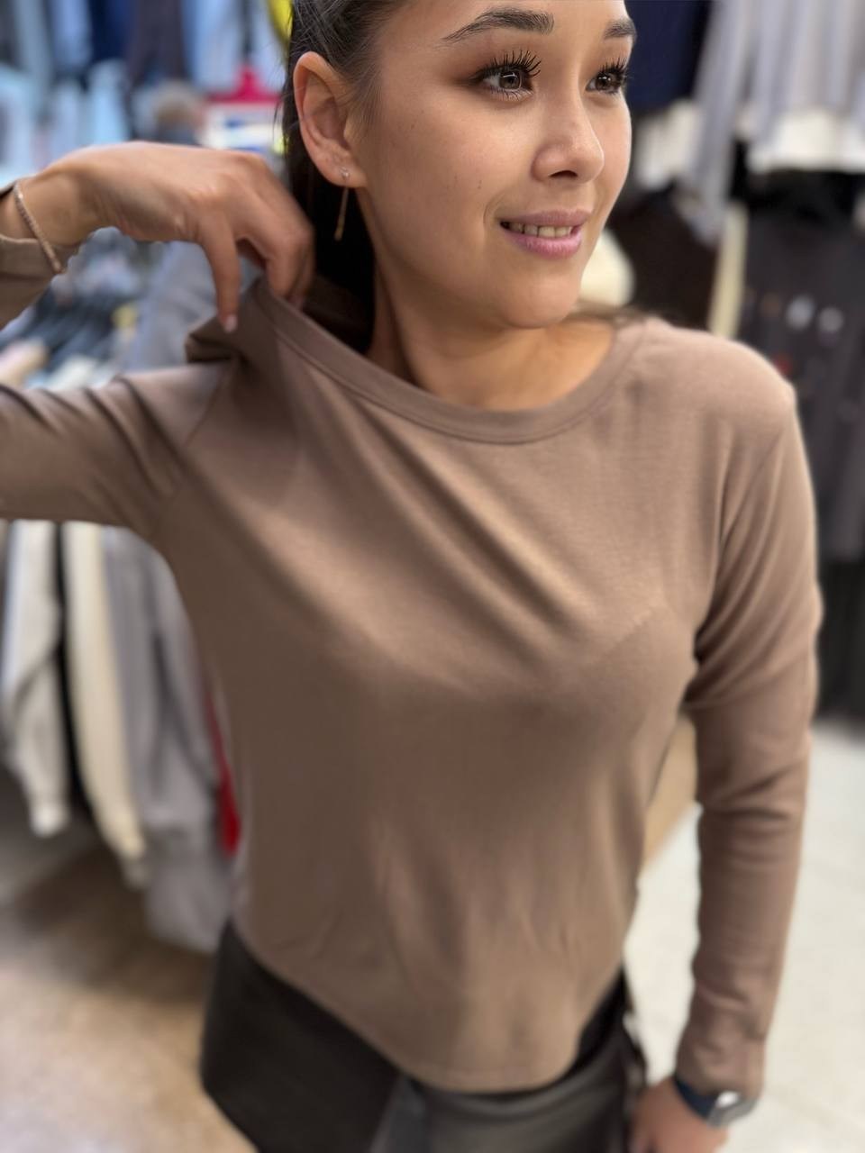 костюм с юбкой,юбка шорты из экокожи,юбка кожаная,бежевый джемпер,юбка из экокожи