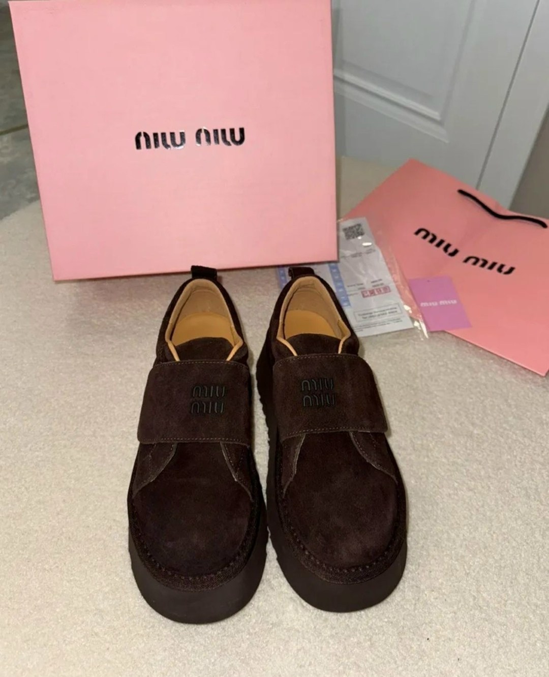 замшевые лоферы miu miu на высокий подошве и фирменной фурнитурой,лоферы miu miu на высокий подошве,,кеды замшевые на высокой платформе derio,замшевые лоферы