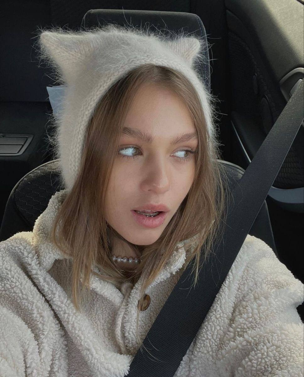 вязаная шапка с кошачьими ушками,милые кошачьи ушки,шапка с кошачьими ушками,девушка,шапка для девочки с кошачьими ушками