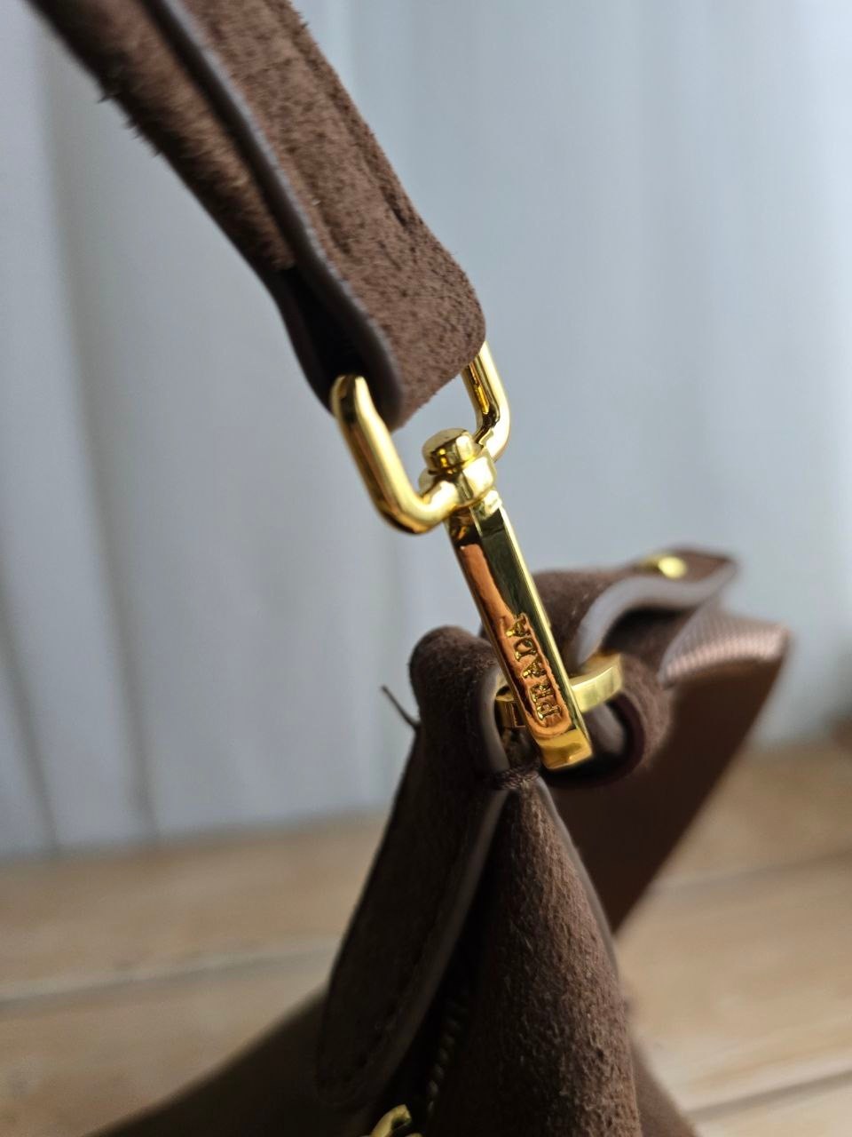 prada замшевая сумка-тоут коричневый,сумка замшевая,prada сумка,сумка prada коричневая натуральная замша,сумка prada женская