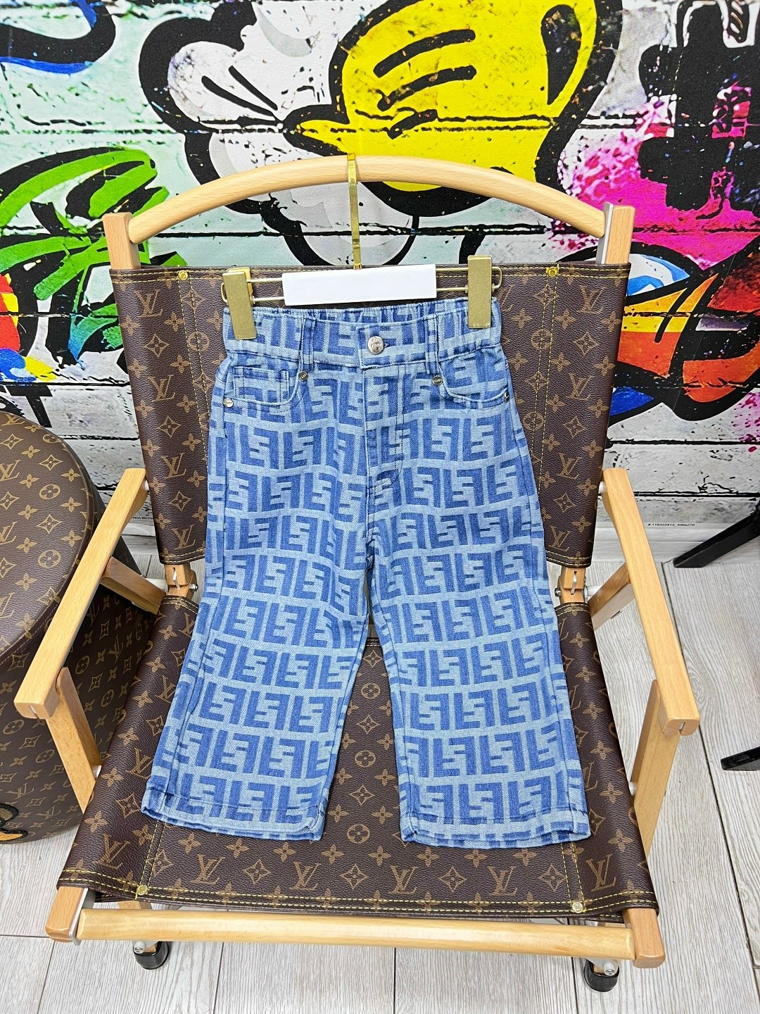 джинсы фенди,джинсы fendi,голубые широкие джинсы с логотипами louis vuitton,джинсы луи витон женские,голубые джинсы louis vuitton с логотипами