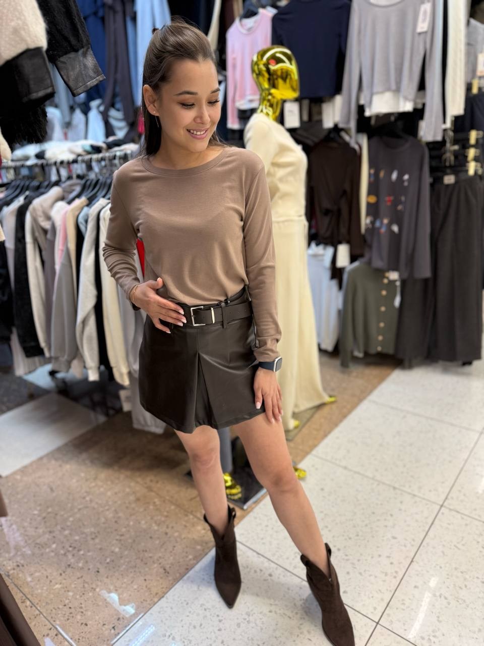 костюм с юбкой,юбка шорты из экокожи,юбка кожаная,бежевый джемпер,юбка из экокожи