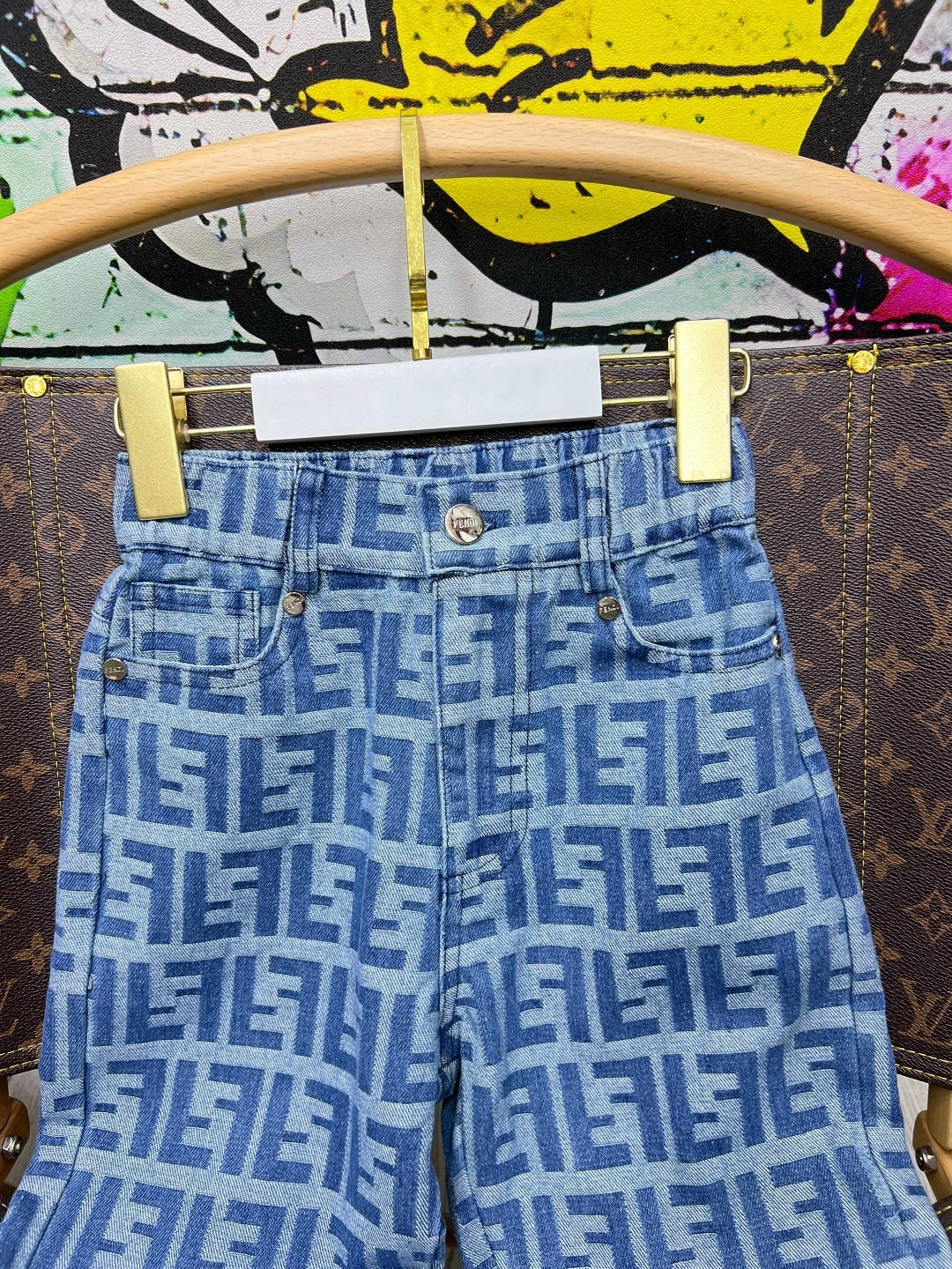 джинсы фенди,джинсы fendi,голубые широкие джинсы с логотипами louis vuitton,джинсы луи витон женские,голубые джинсы louis vuitton с логотипами