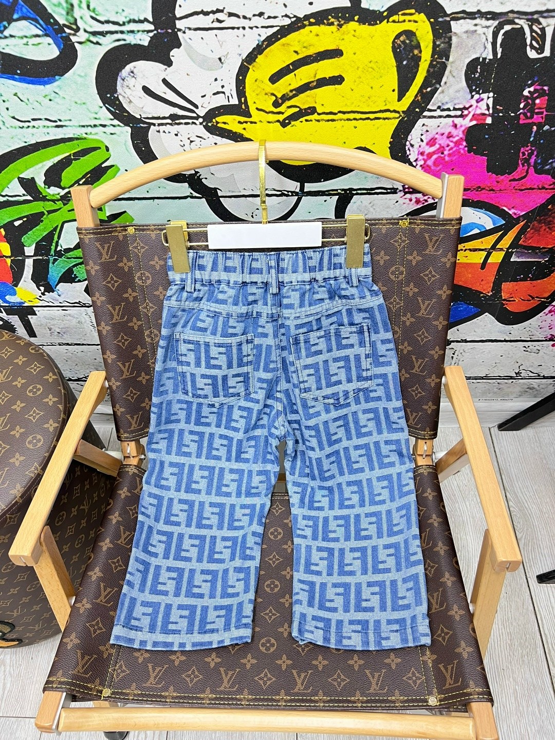 джинсы фенди,джинсы fendi,голубые широкие джинсы с логотипами louis vuitton,джинсы луи витон женские,голубые джинсы louis vuitton с логотипами