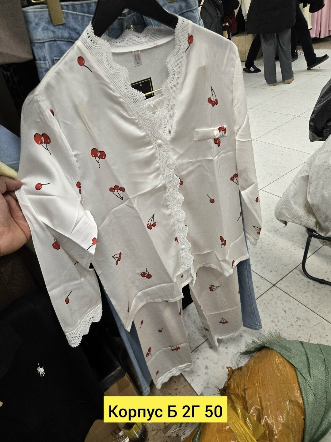 белая пижама с вишнями,пижама белая,пижамы женски,костюм белый,пижама женская костюм