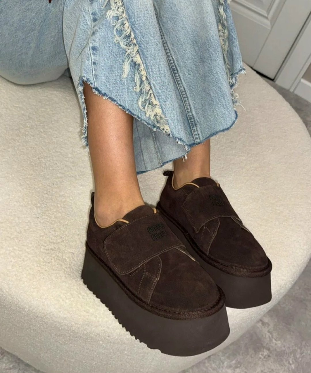 замшевые лоферы miu miu на высокий подошве и фирменной фурнитурой,лоферы miu miu на высокий подошве,,кеды замшевые на высокой платформе derio,замшевые лоферы