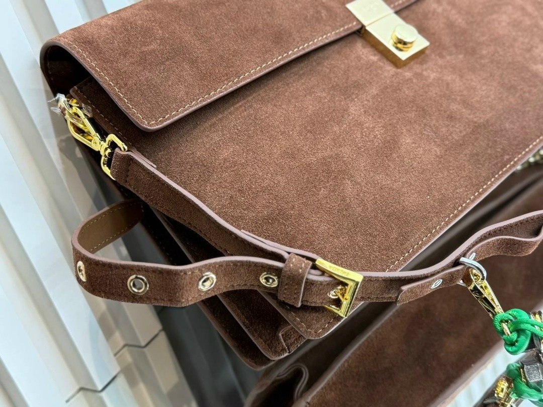 сумка замшевая,женская замшевая сумка,замшевая женская сумочка классического формата,замшевая бежевая сумка,сумка фенди коричневая