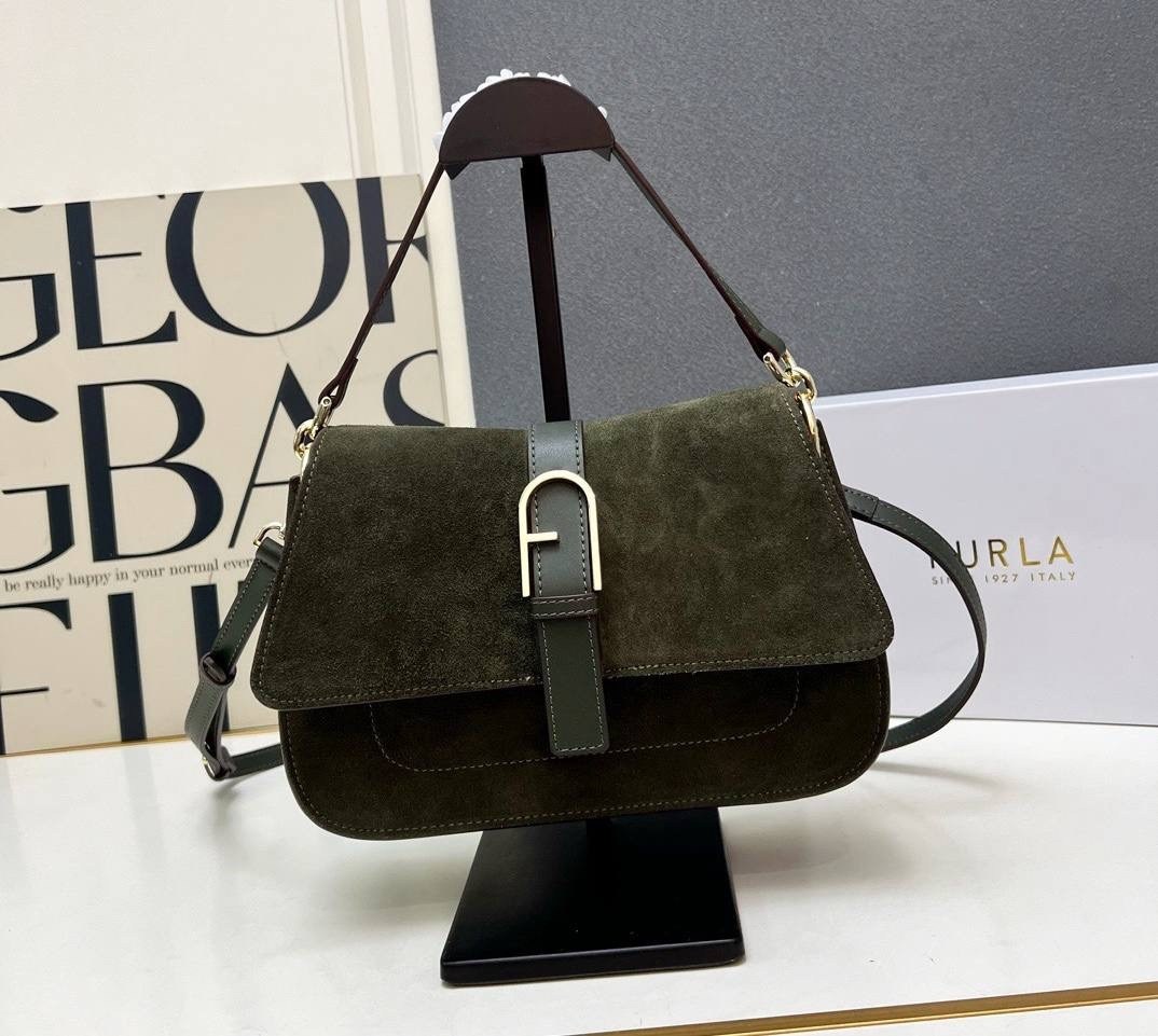 сумка на плечо furla из воловьей кожи,сумка замшевая,сумка женская furla,сумка,замшевая сумка coccinelle