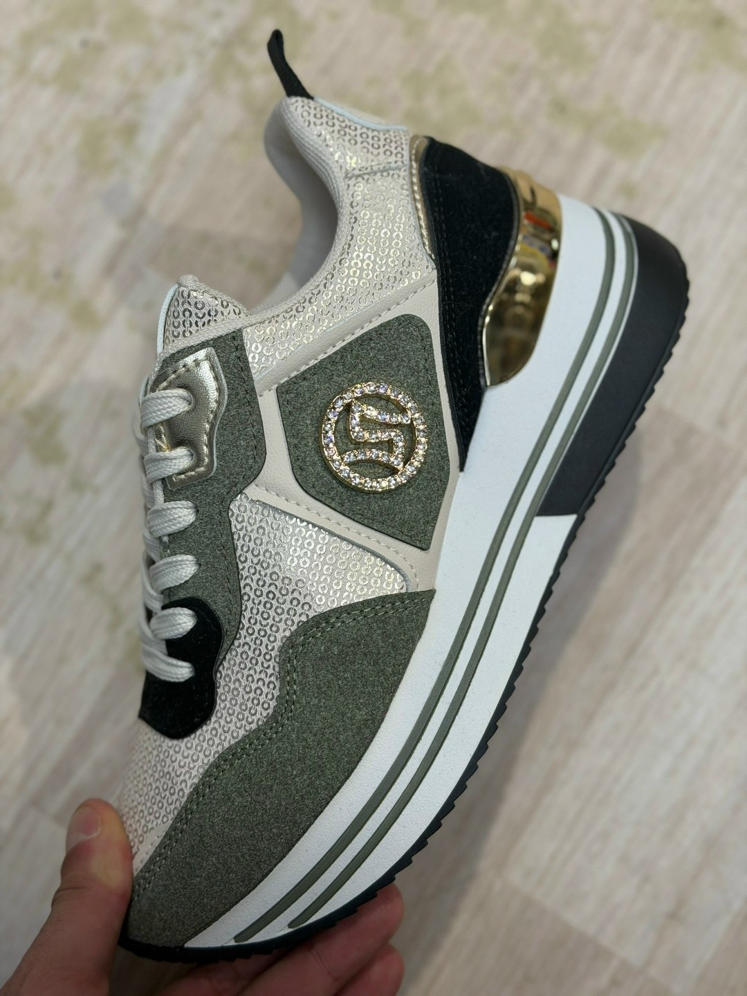 ,кроссовки женскиe,женская ,обуви,кроссовки модные