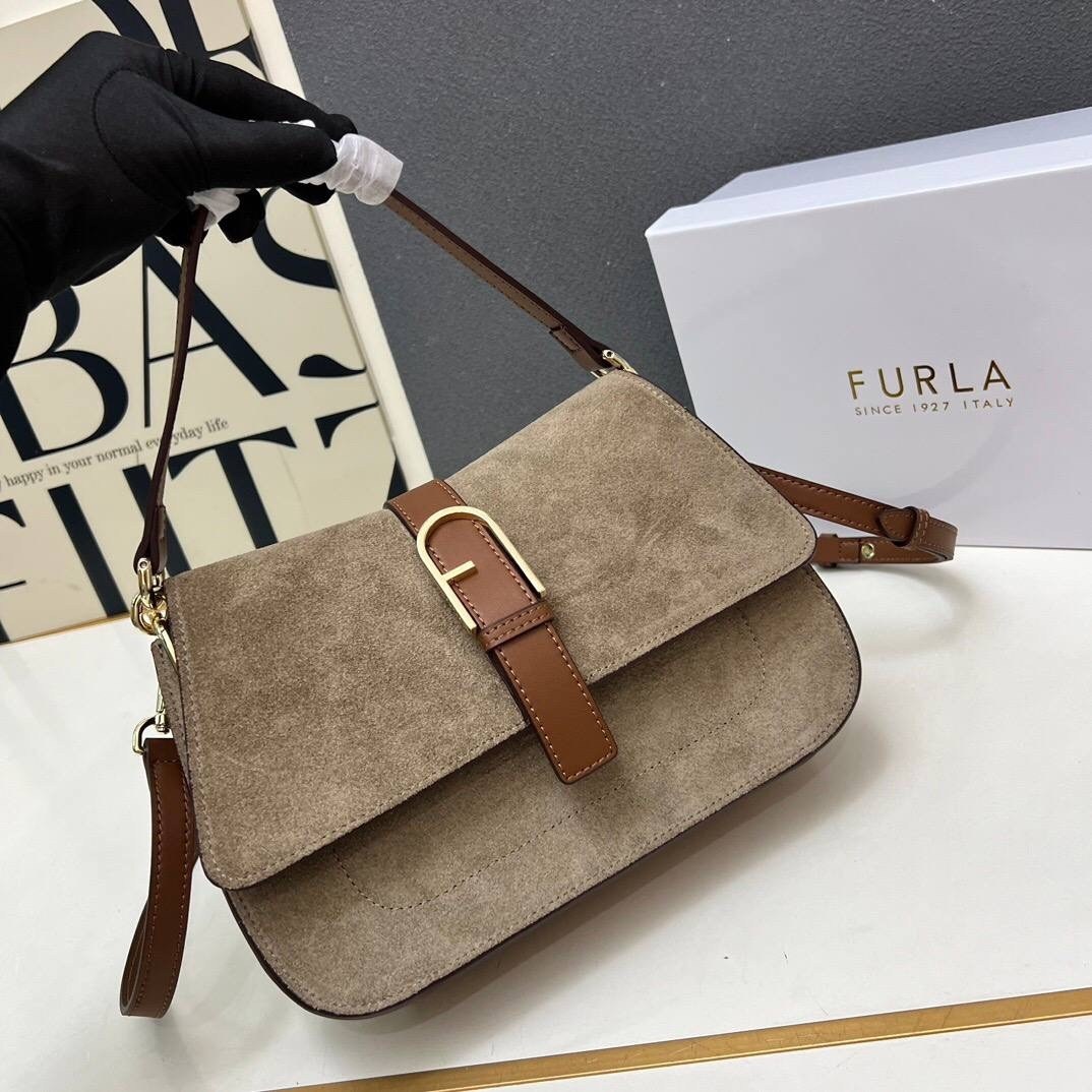 сумка на плечо furla из воловьей кожи,сумка замшевая,сумка женская furla,сумка,замшевая сумка coccinelle