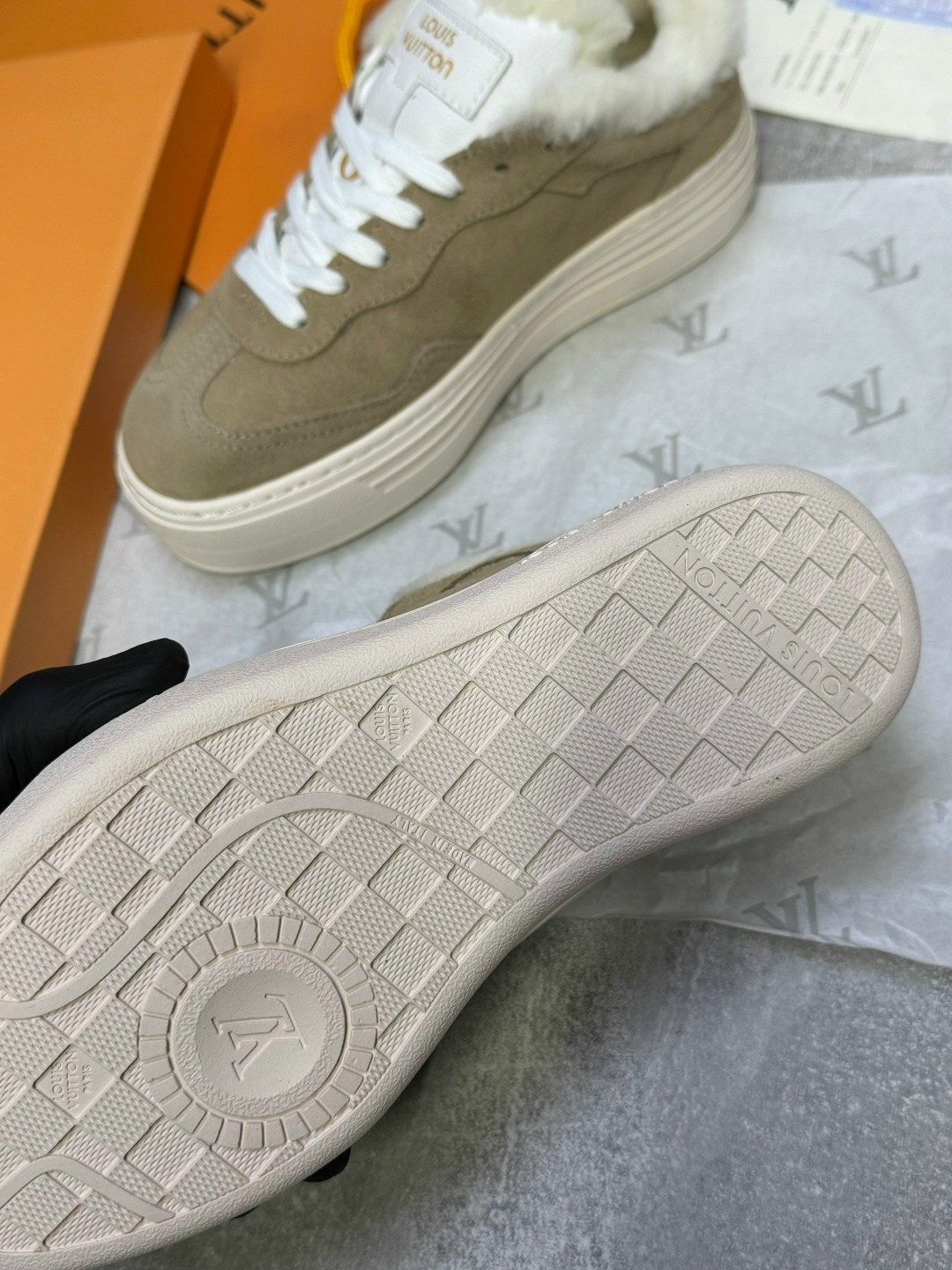 кроссовки женские louis vuitton,кеды louis vuitton time out зимние бежевые,louis vuitton зимние кроссовки,луи виттон кроссовки женские зимние,кроссовки луи виттон