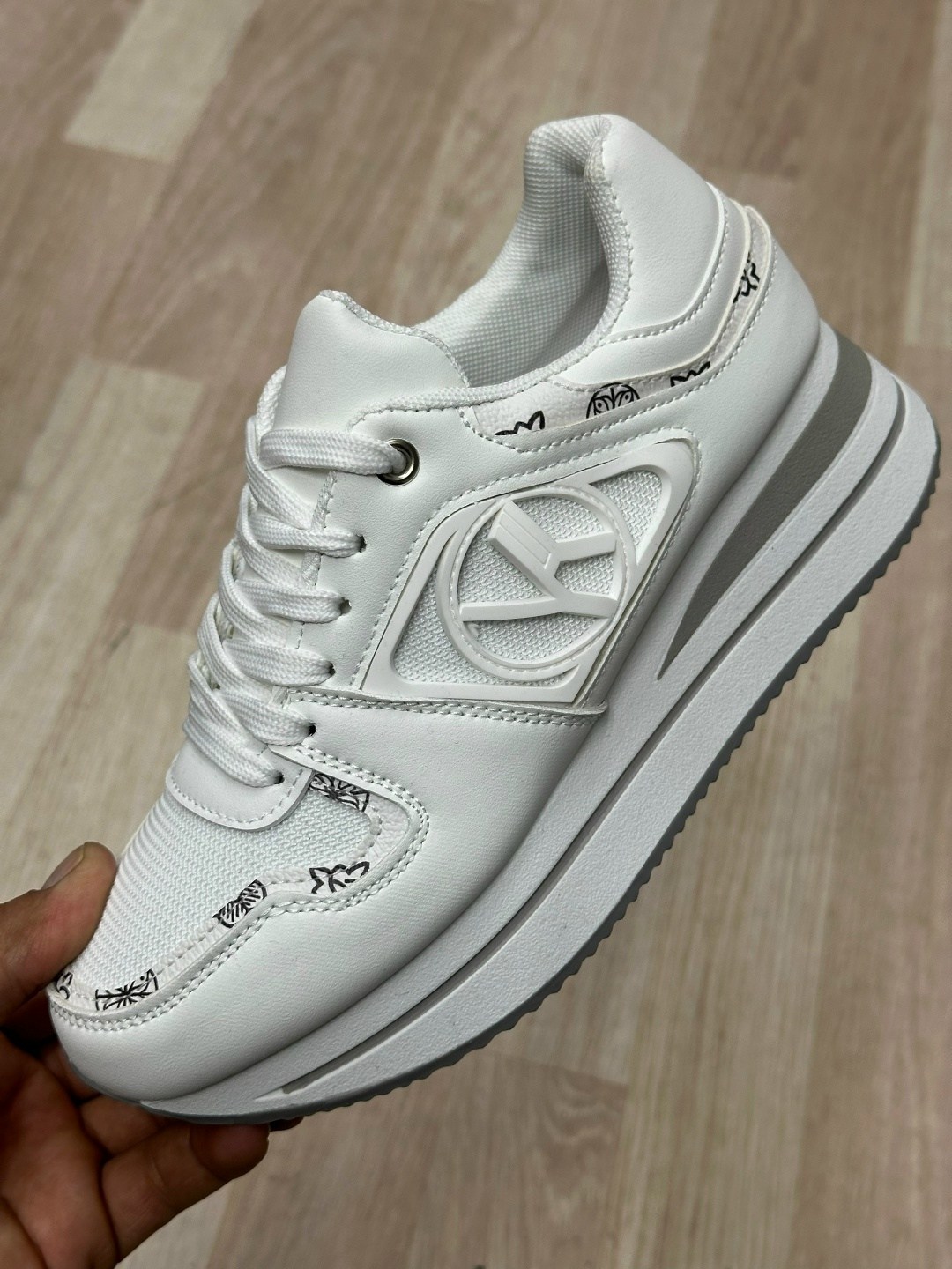 ,женские кроссовки,кроссовки для женщин,кроссовки модные,повседневные кроссовки