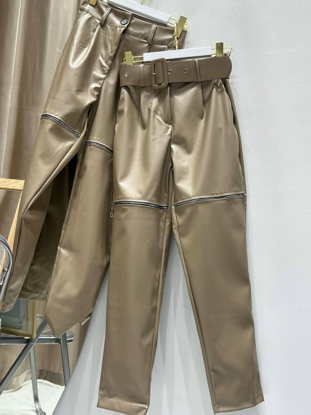 брюки из экокожи женские 2025,брюки кожаные женские,брюки из искусственной кожи с высокой талией,коричневые брюки из экокожи,брюки из экокожи женские