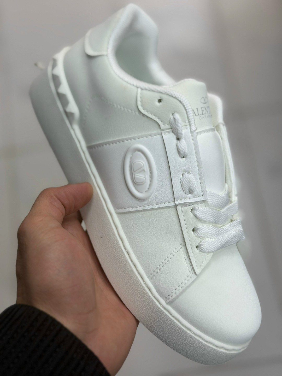 кроссовки valentino,,женские кроссовки valentino,кеды valentino garavani,женские кожаные кроссовки valentino rockstud white with pink