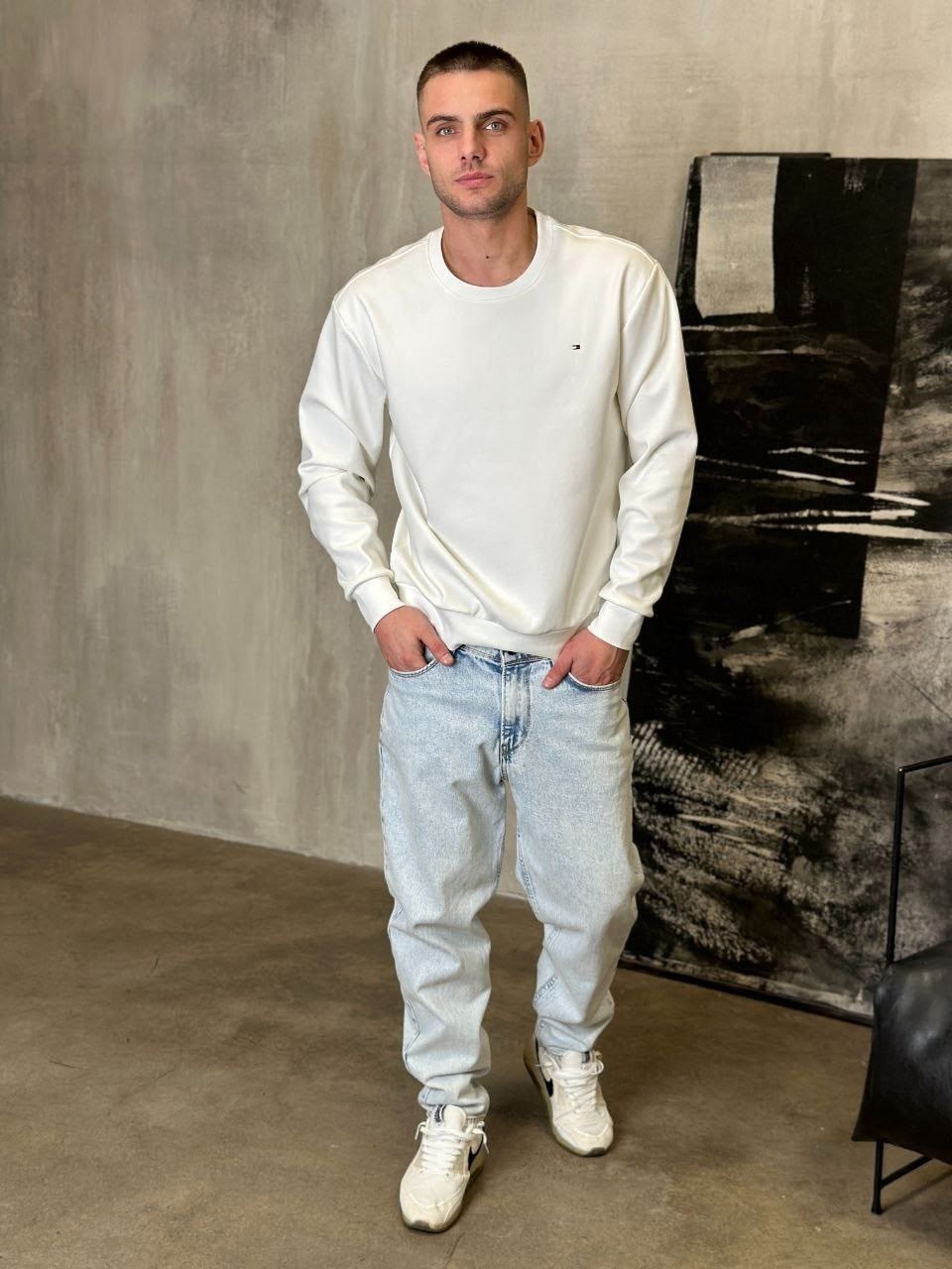 белый джемпер томми хилфигер мужской,мужские свитшоты,свитшот лонгслив,мужская толстовка tommy hilfiger,толстовки свитшот