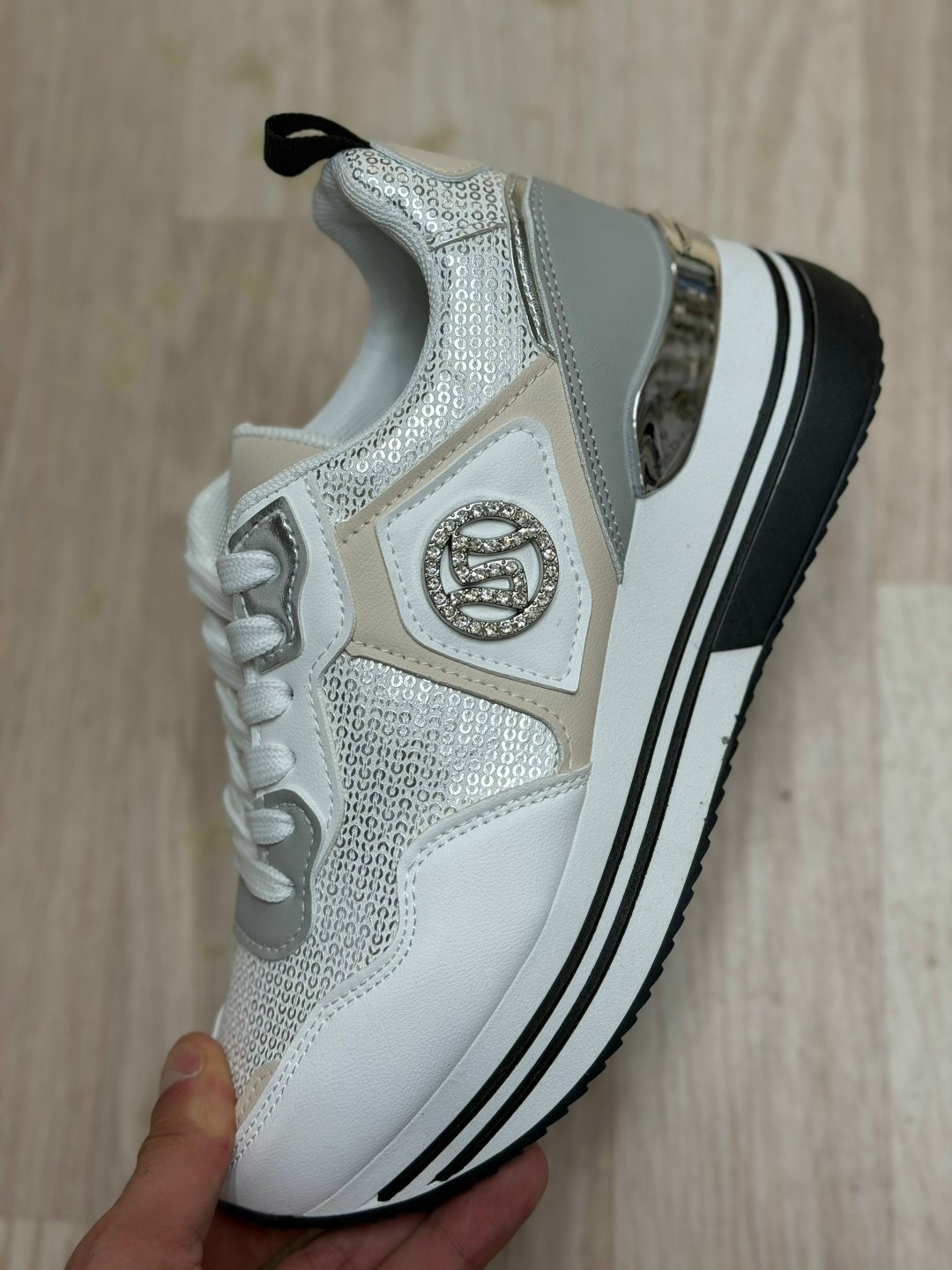 ,кроссовки женскиe,женская ,обуви,кроссовки модные