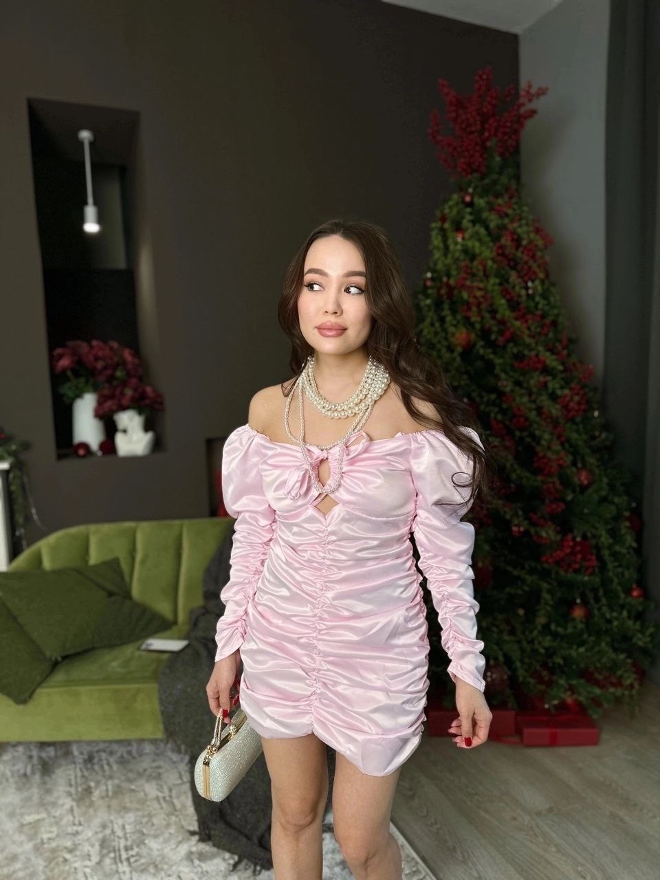 атласное платье,платье с высоким воротником,платье стильное,платье розовое,короткие платье