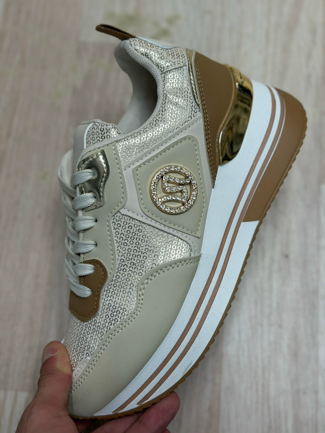 ,кроссовки женскиe,женская ,обуви,кроссовки модные