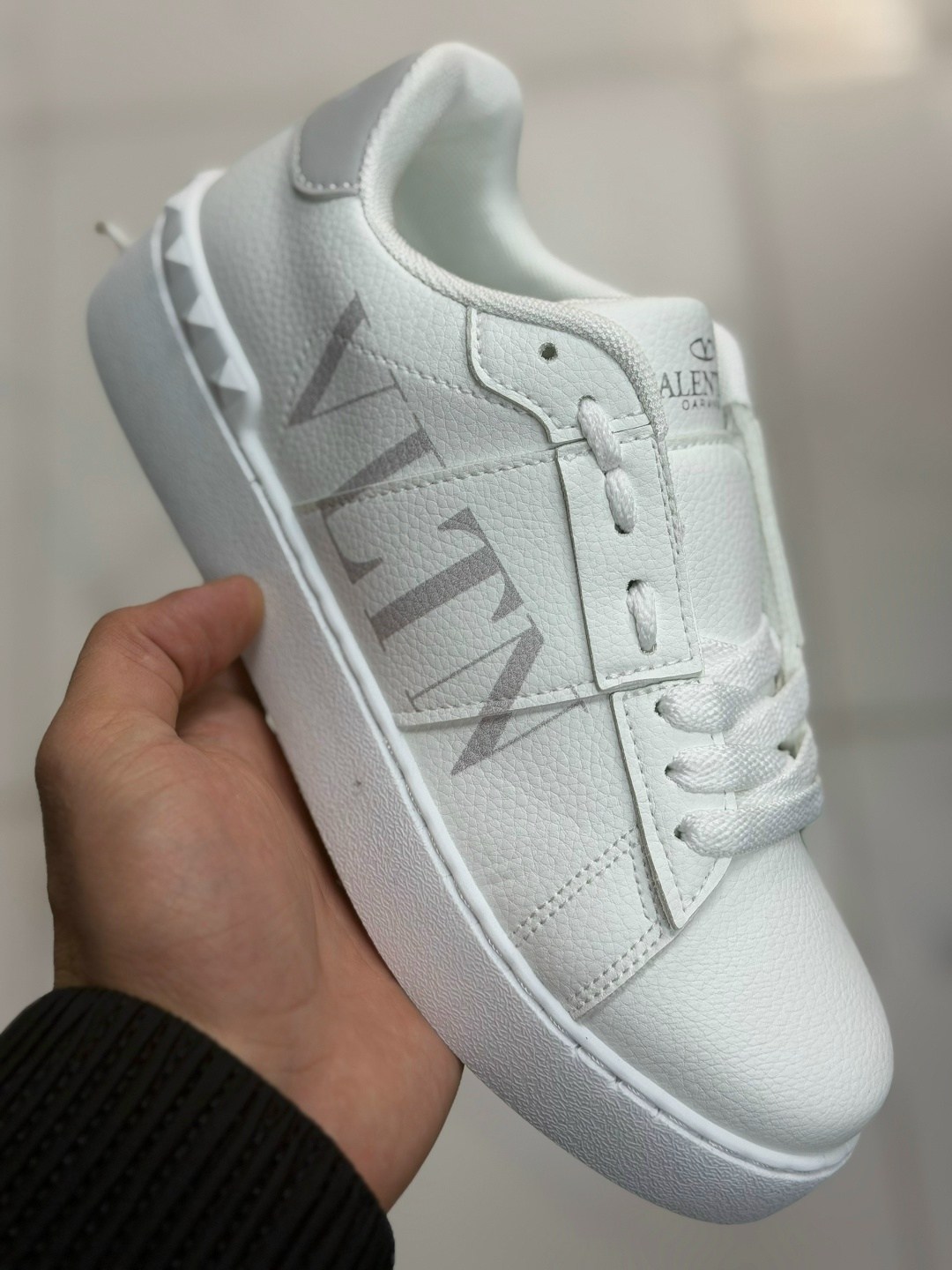 кроссовки valentino,,женские кроссовки valentino,кеды valentino garavani,женские кожаные кроссовки valentino rockstud white with pink