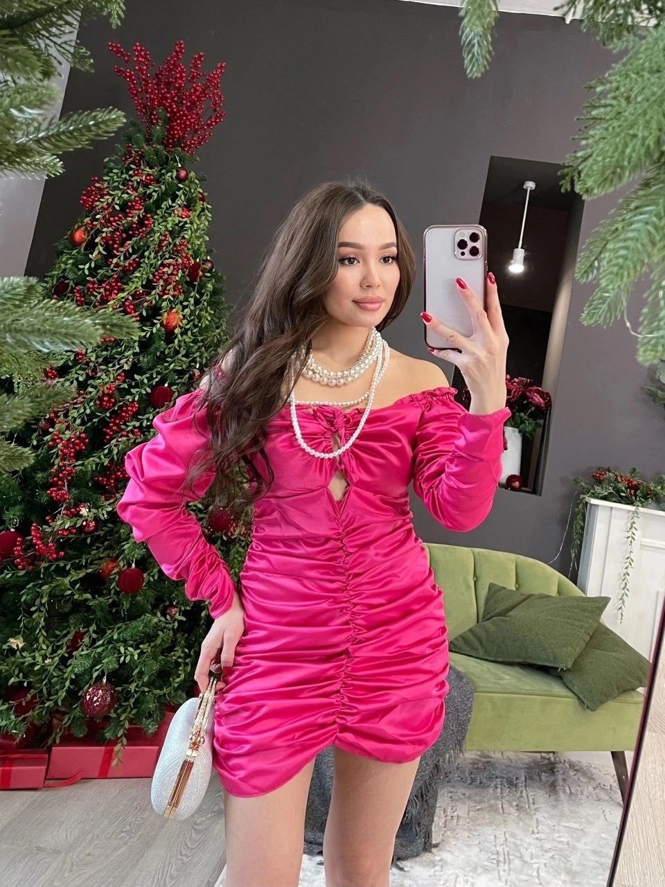 атласное платье,платье с высоким воротником,платье стильное,платье розовое,короткие платье