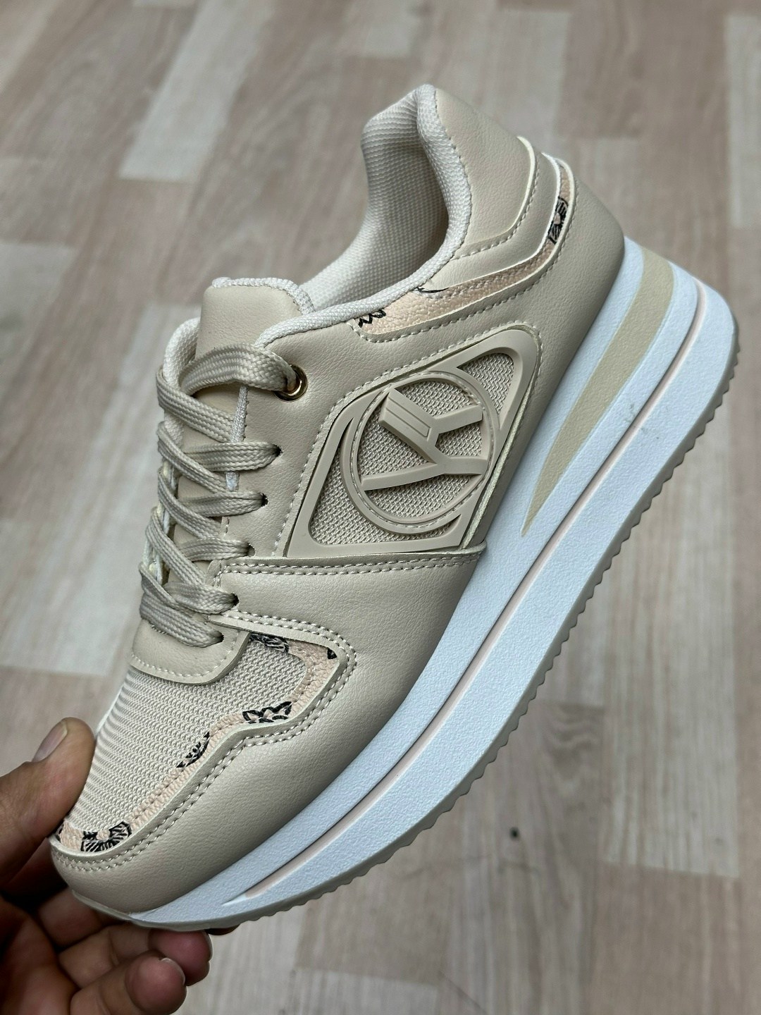 ,женские кроссовки,кроссовки для женщин,кроссовки модные,повседневные кроссовки