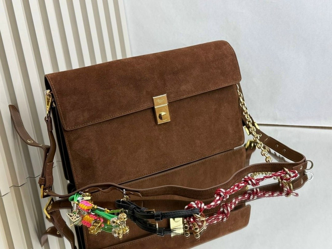 сумка замшевая,женская замшевая сумка,замшевая женская сумочка классического формата,замшевая бежевая сумка,сумка фенди коричневая