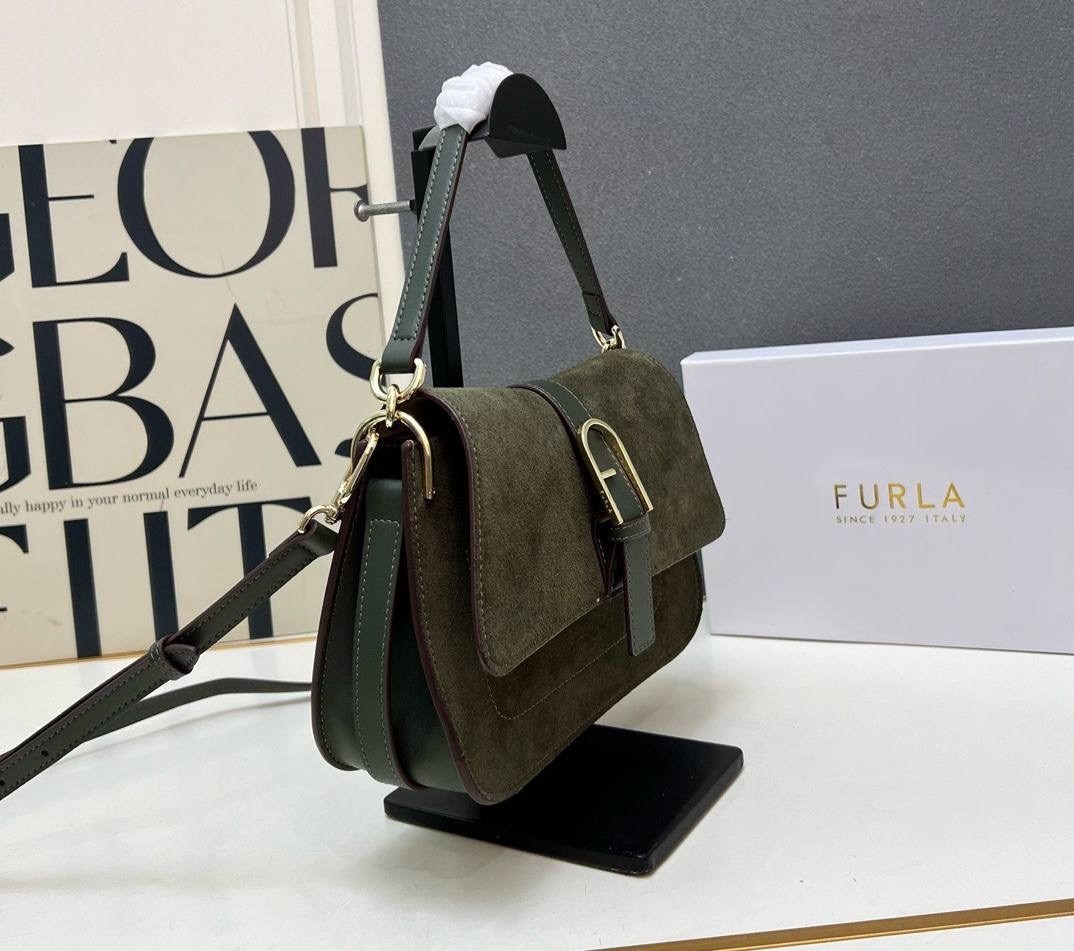 сумка на плечо furla из воловьей кожи,сумка замшевая,сумка женская furla,сумка,замшевая сумка coccinelle