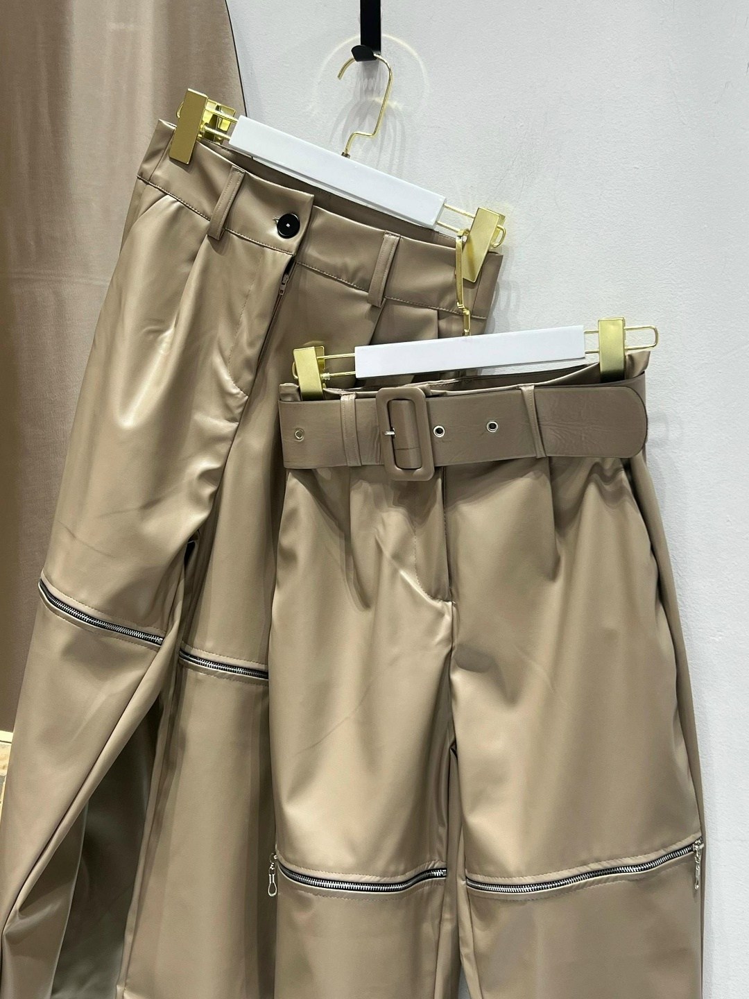 брюки из экокожи женские 2025,брюки кожаные женские,брюки из искусственной кожи с высокой талией,коричневые брюки из экокожи,брюки из экокожи женские