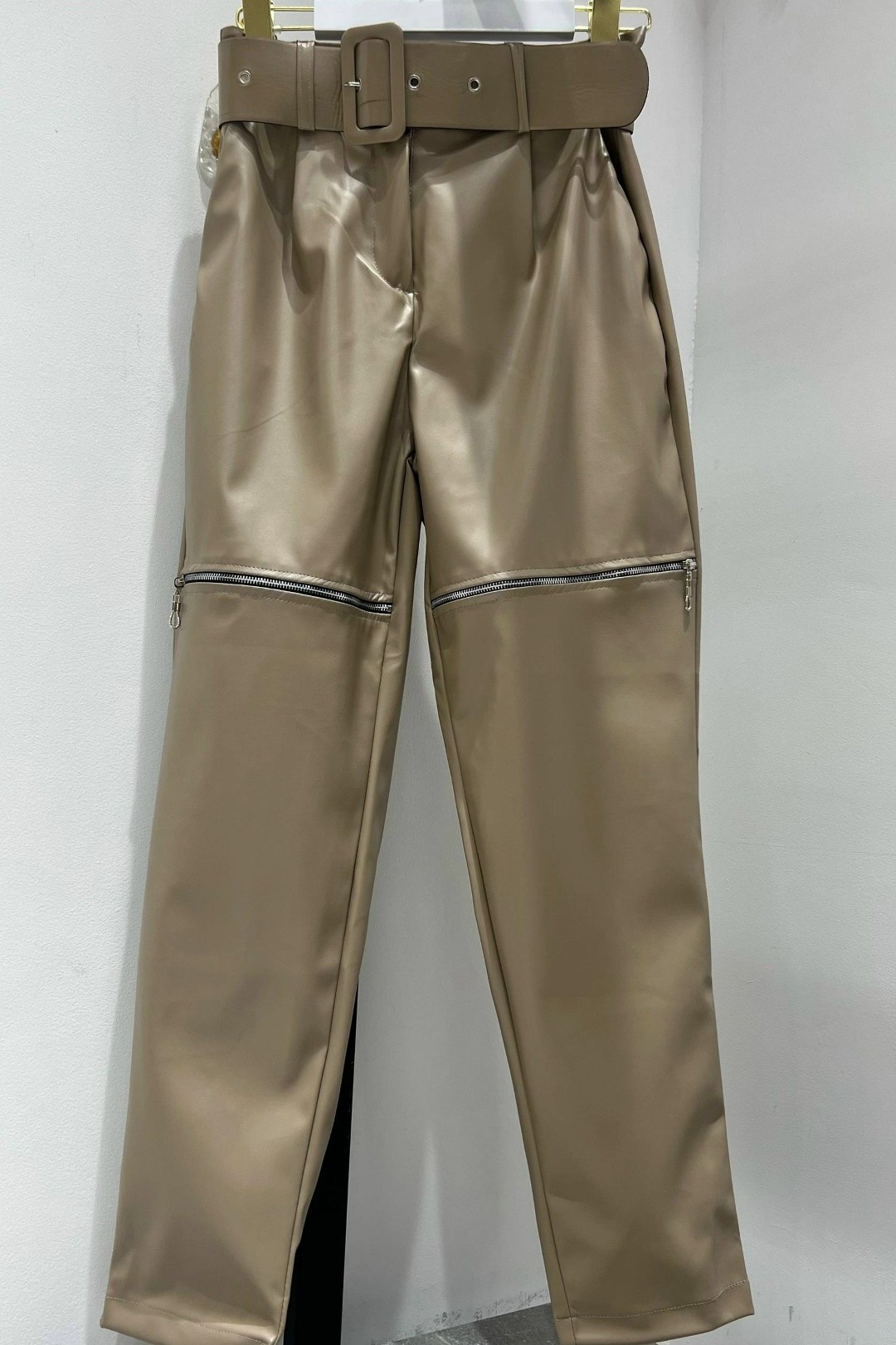 брюки из экокожи женские 2025,брюки кожаные женские,брюки из искусственной кожи с высокой талией,коричневые брюки из экокожи,брюки из экокожи женские