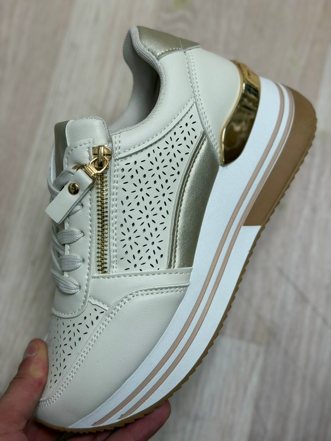 ,кроссовки женскиe,женская ,обуви,кроссовки модные