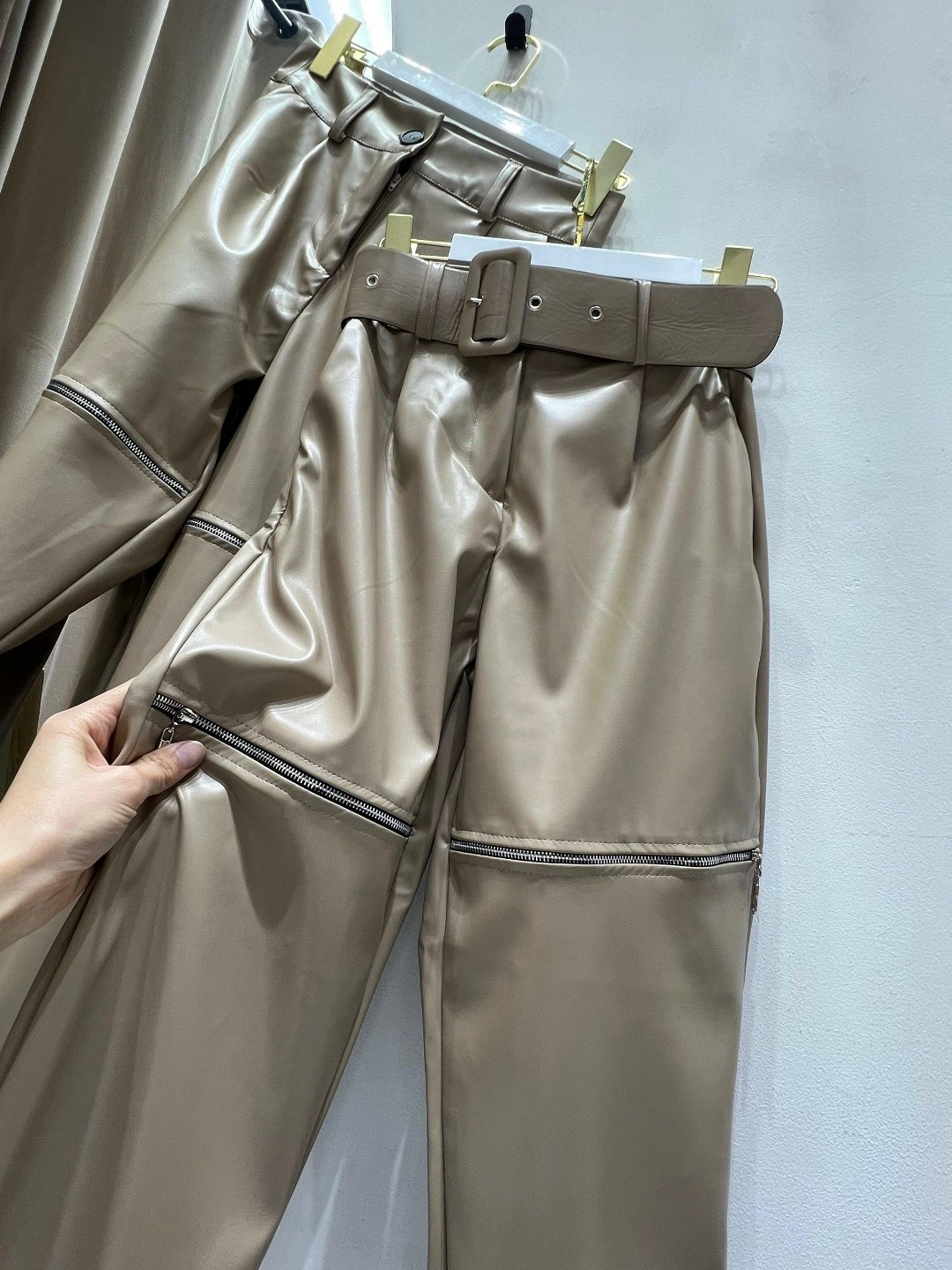 брюки из экокожи женские 2025,брюки кожаные женские,брюки из искусственной кожи с высокой талией,коричневые брюки из экокожи,брюки из экокожи женские