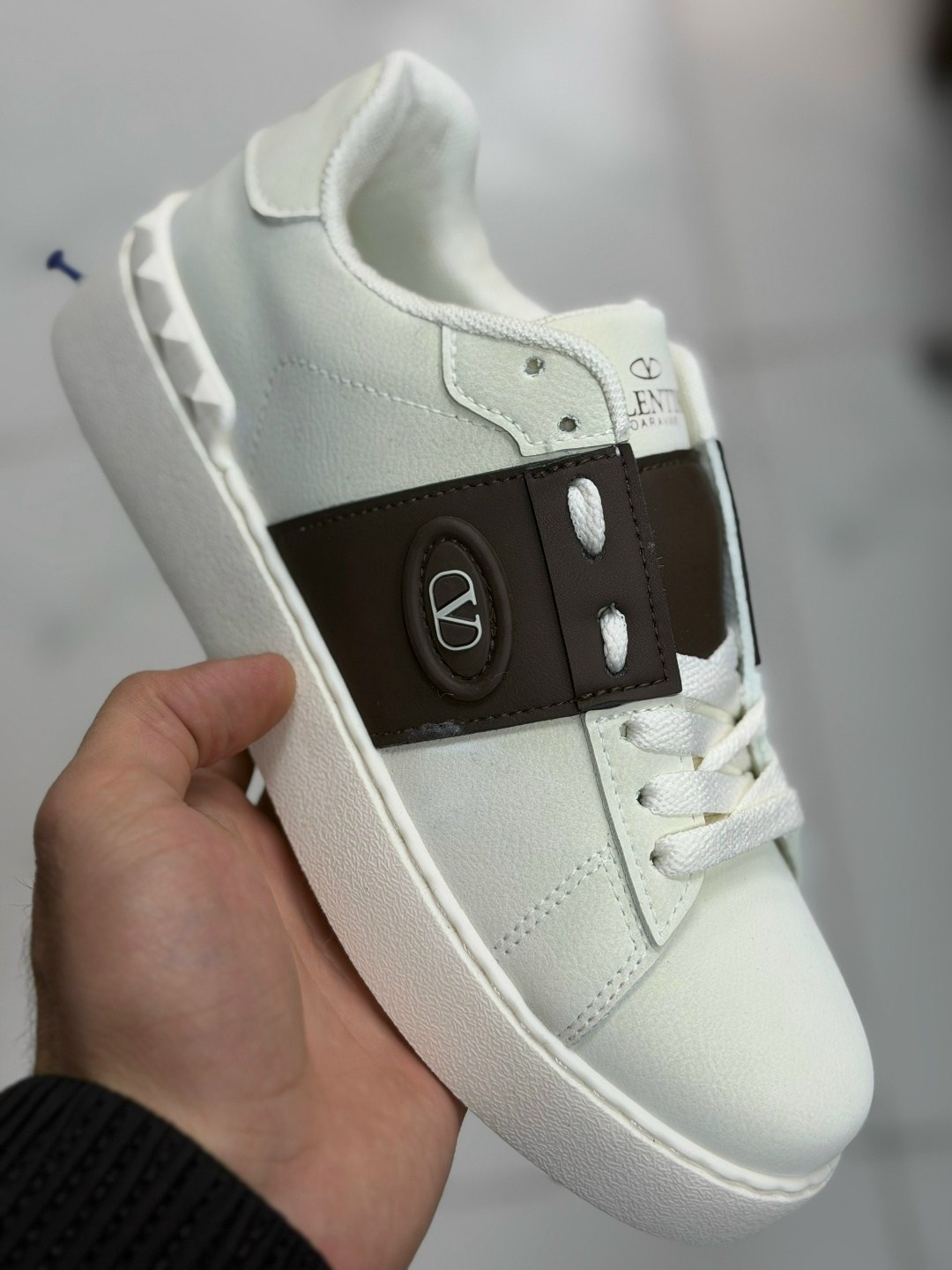 кроссовки valentino,,женские кроссовки valentino,кеды valentino garavani,женские кожаные кроссовки valentino rockstud white with pink