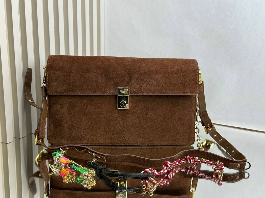 сумка замшевая,женская замшевая сумка,замшевая женская сумочка классического формата,замшевая бежевая сумка,сумка фенди коричневая