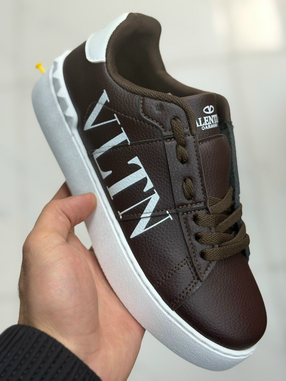 кроссовки valentino,,женские кроссовки valentino,кеды valentino garavani,женские кожаные кроссовки valentino rockstud white with pink