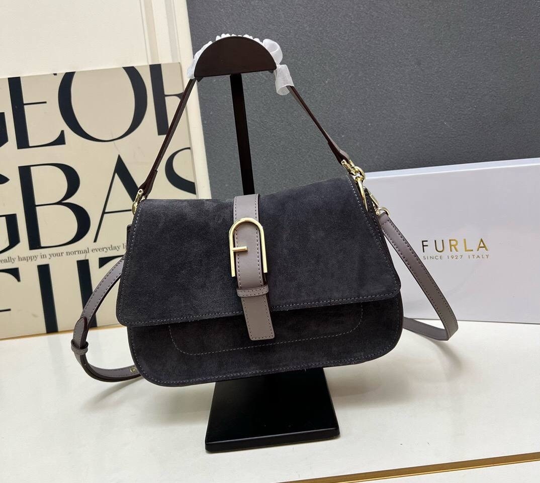 сумка на плечо furla из воловьей кожи,сумка замшевая,сумка женская furla,сумка,замшевая сумка coccinelle