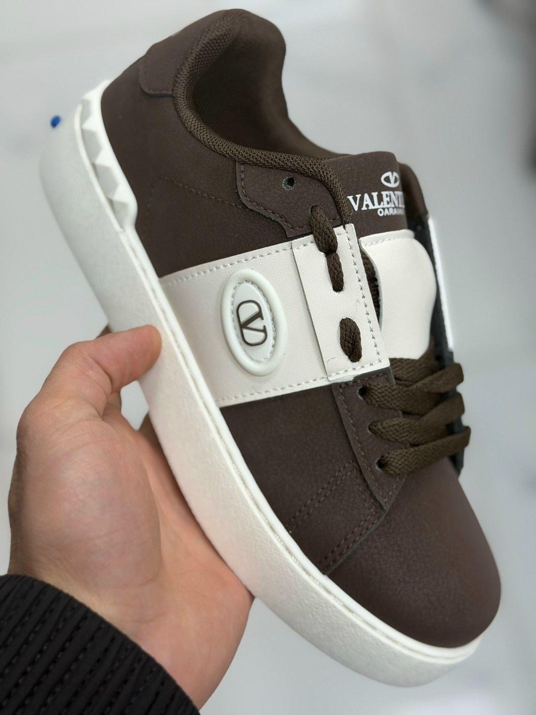 кроссовки valentino,,женские кроссовки valentino,кеды valentino garavani,женские кожаные кроссовки valentino rockstud white with pink