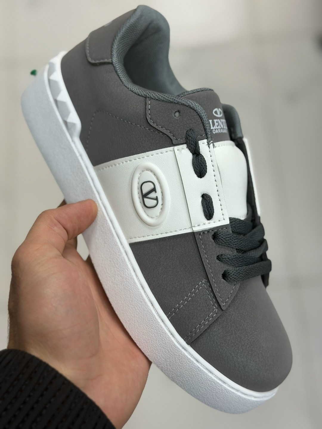 кроссовки valentino,,женские кроссовки valentino,кеды valentino garavani,женские кожаные кроссовки valentino rockstud white with pink