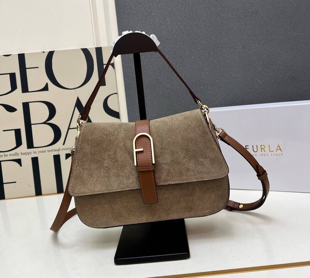 сумка на плечо furla из воловьей кожи,сумка замшевая,сумка женская furla,сумка,замшевая сумка coccinelle